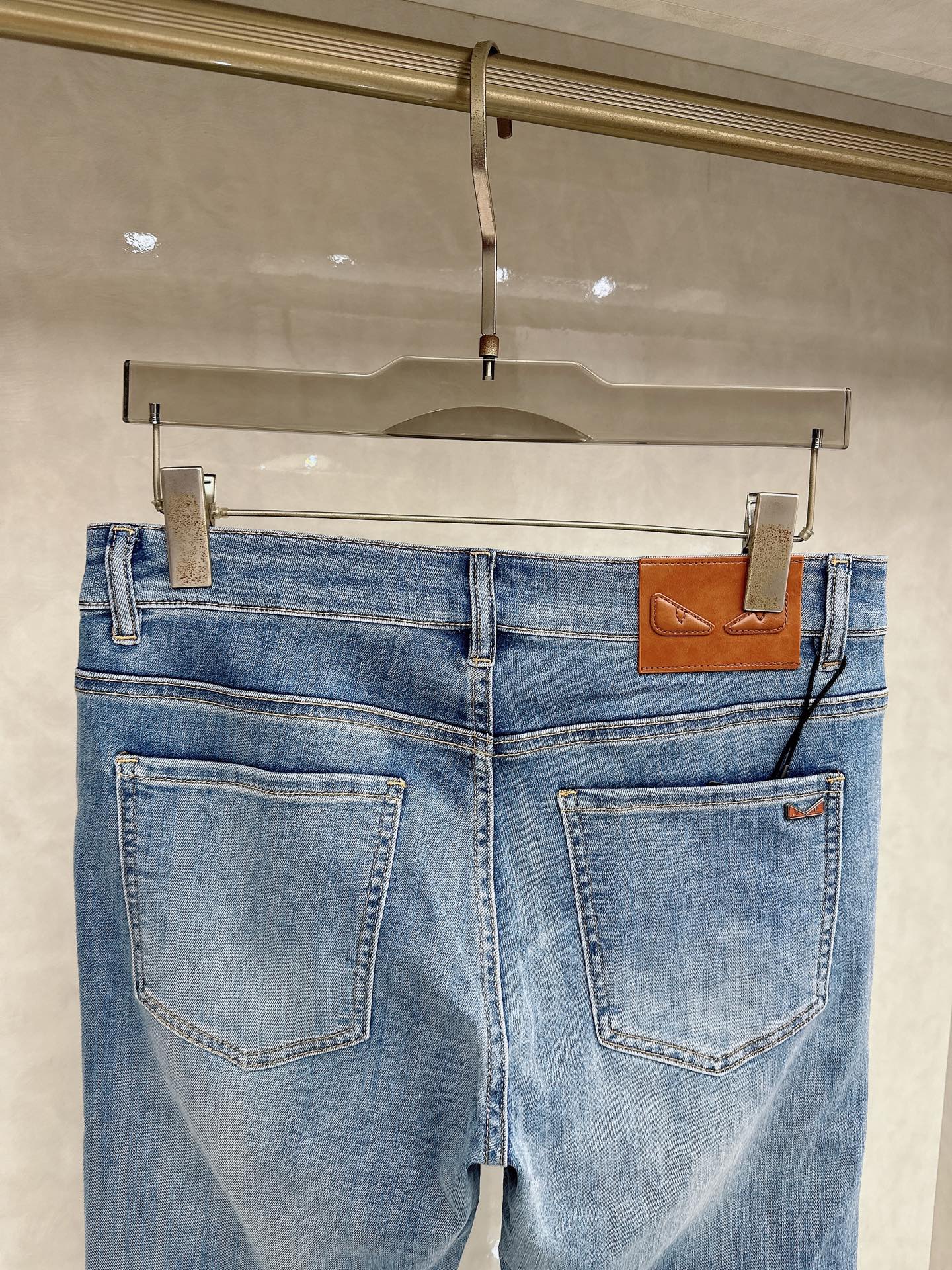 芬迪 2026春夏最新推出男士休闲牛仔裤新品！重工水洗牛仔裤！定制面料和一般牛仔布料比起来，更加柔软舒适