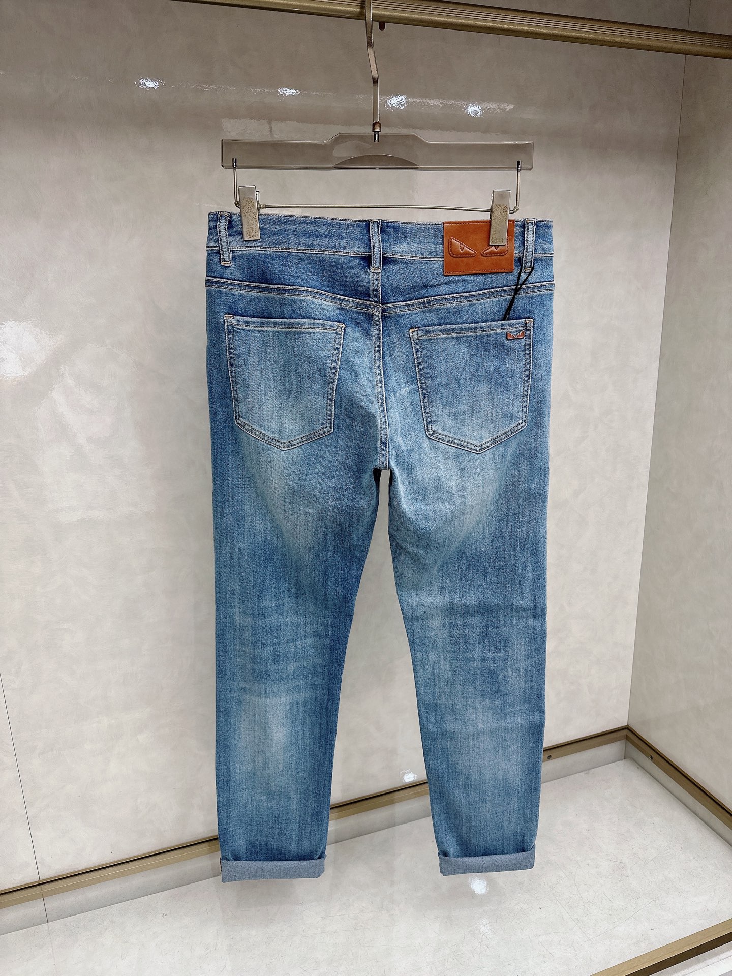 芬迪 2026春夏最新推出男士休闲牛仔裤新品！重工水洗牛仔裤！定制面料和一般牛仔布料比起来，更加柔软舒适