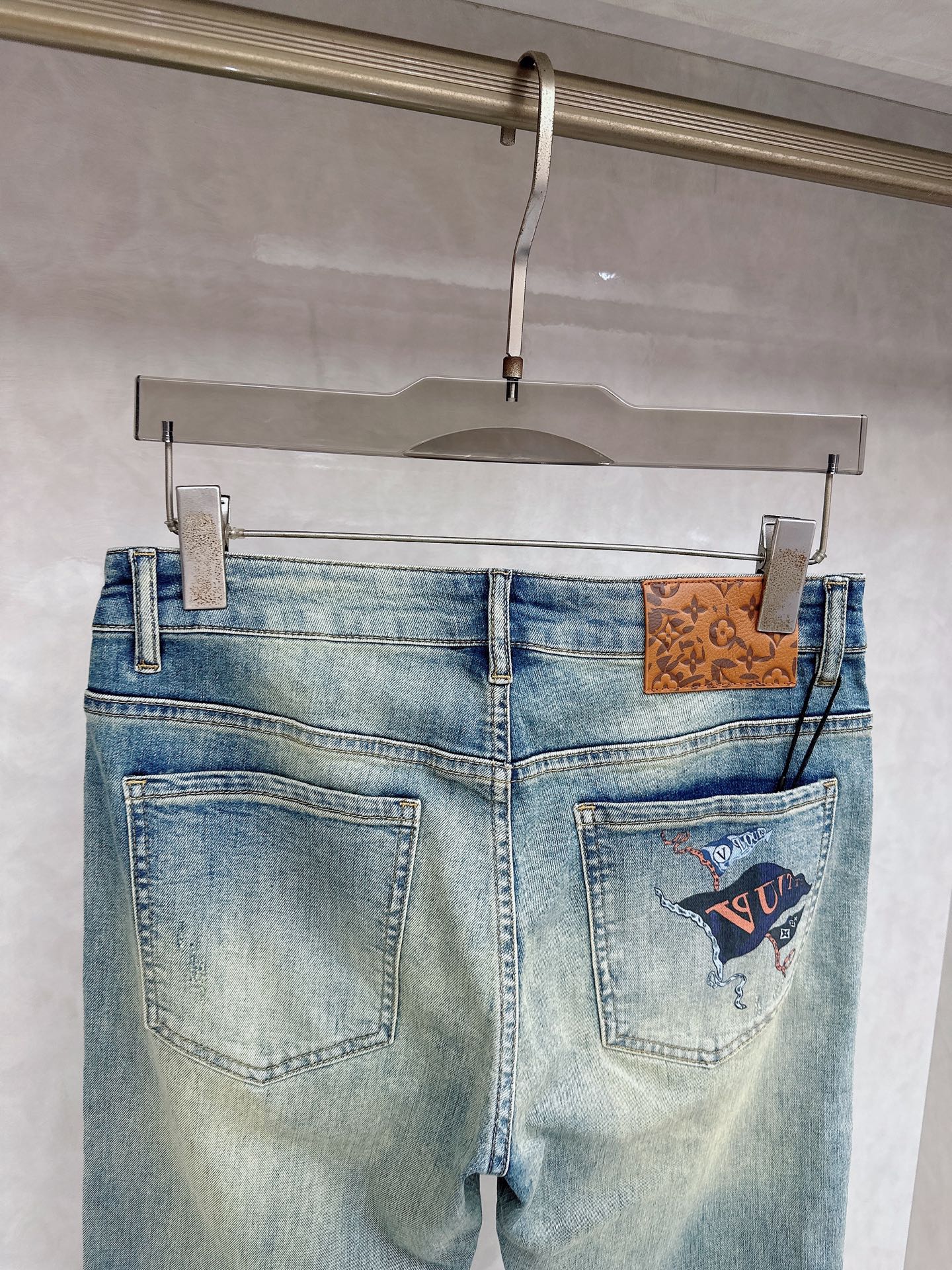 LV 2026春夏最新推出男士休闲牛仔裤新品！重工水洗牛仔裤！定制面料和一般牛仔布料比起来，更加柔软舒适