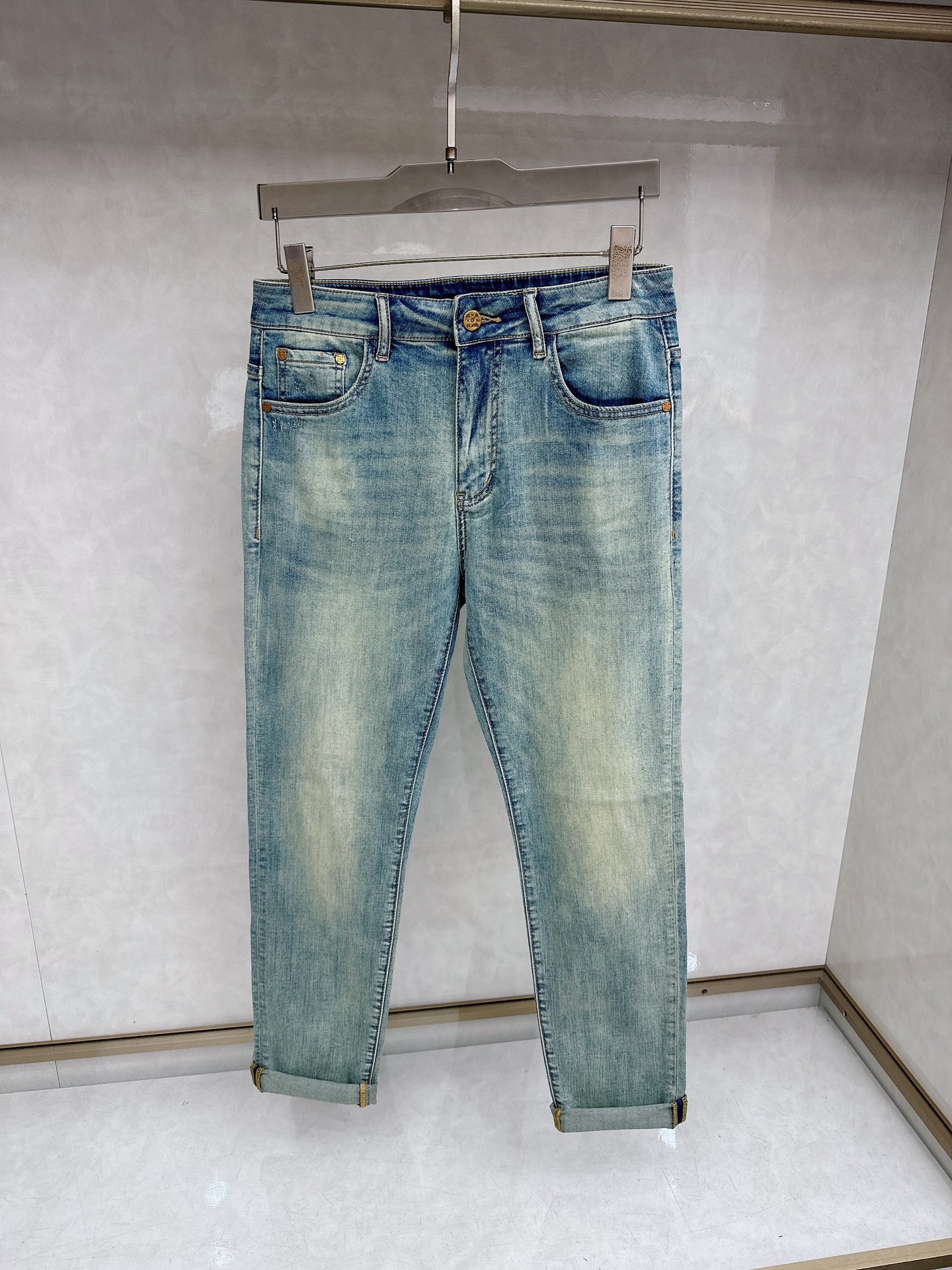 LV 2026春夏最新推出男士休闲牛仔裤新品！重工水洗牛仔裤！定制面料和一般牛仔布料比起来，更加柔软舒适