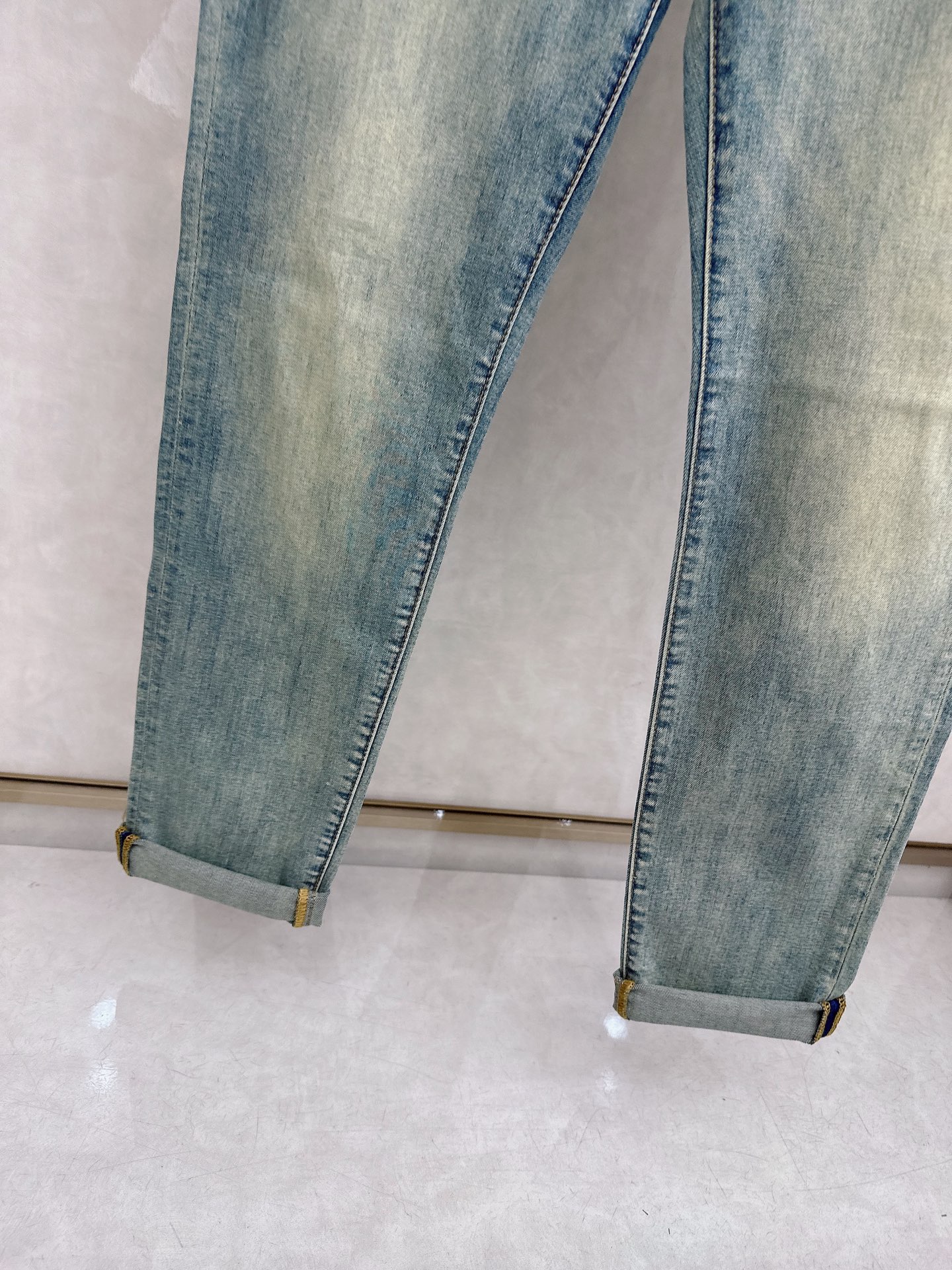 LV 2026春夏最新推出男士休闲牛仔裤新品！重工水洗牛仔裤！定制面料和一般牛仔布料比起来，更加柔软舒适