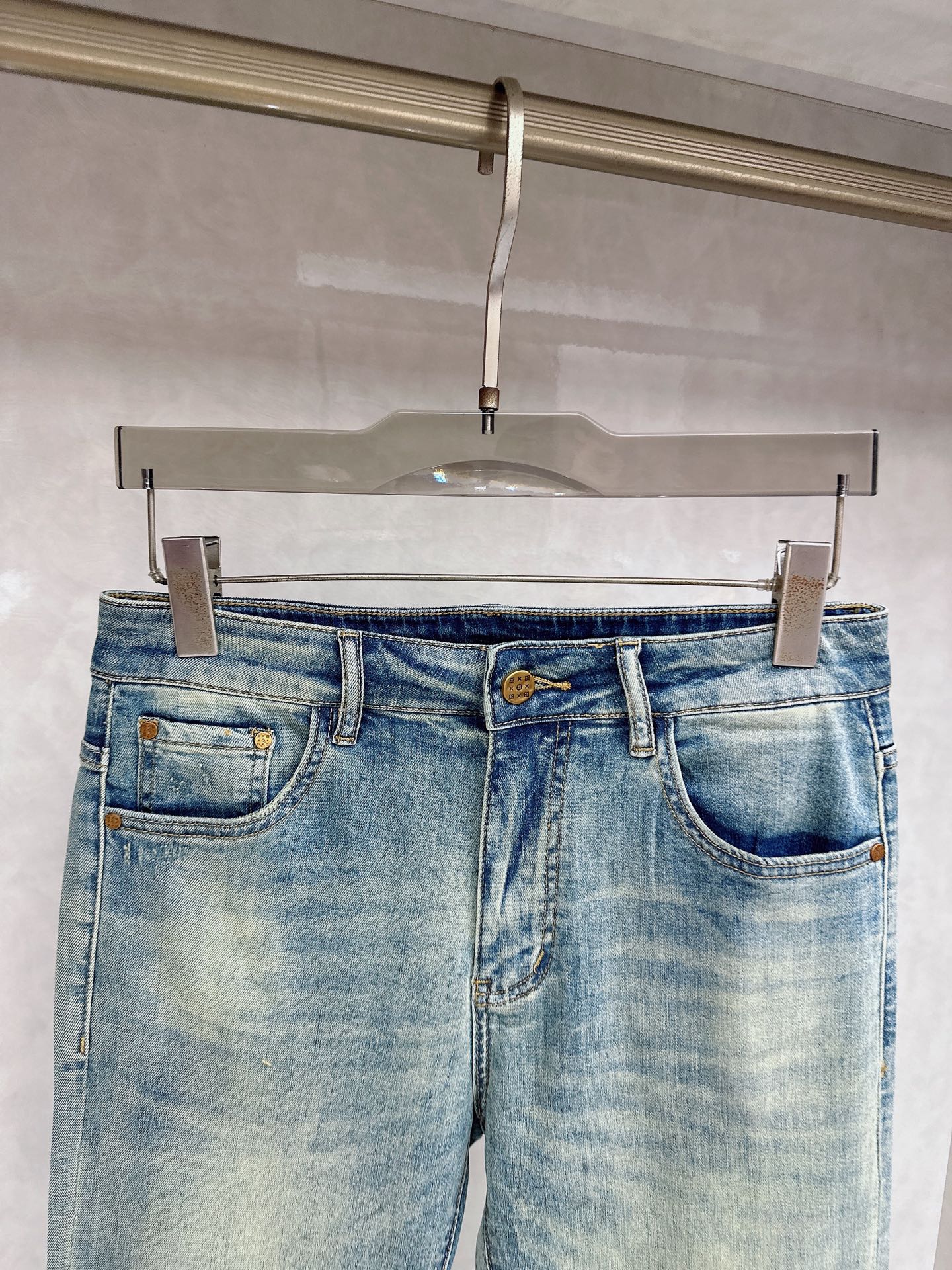 LV 2026春夏最新推出男士休闲牛仔裤新品！重工水洗牛仔裤！定制面料和一般牛仔布料比起来，更加柔软舒适