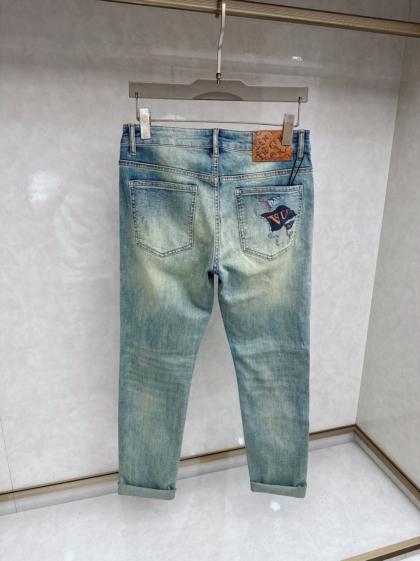 LV 2026春夏最新推出男士休闲牛仔裤新品！重工水洗牛仔裤！定制面料和一般牛仔布料比起来，更加柔软舒适