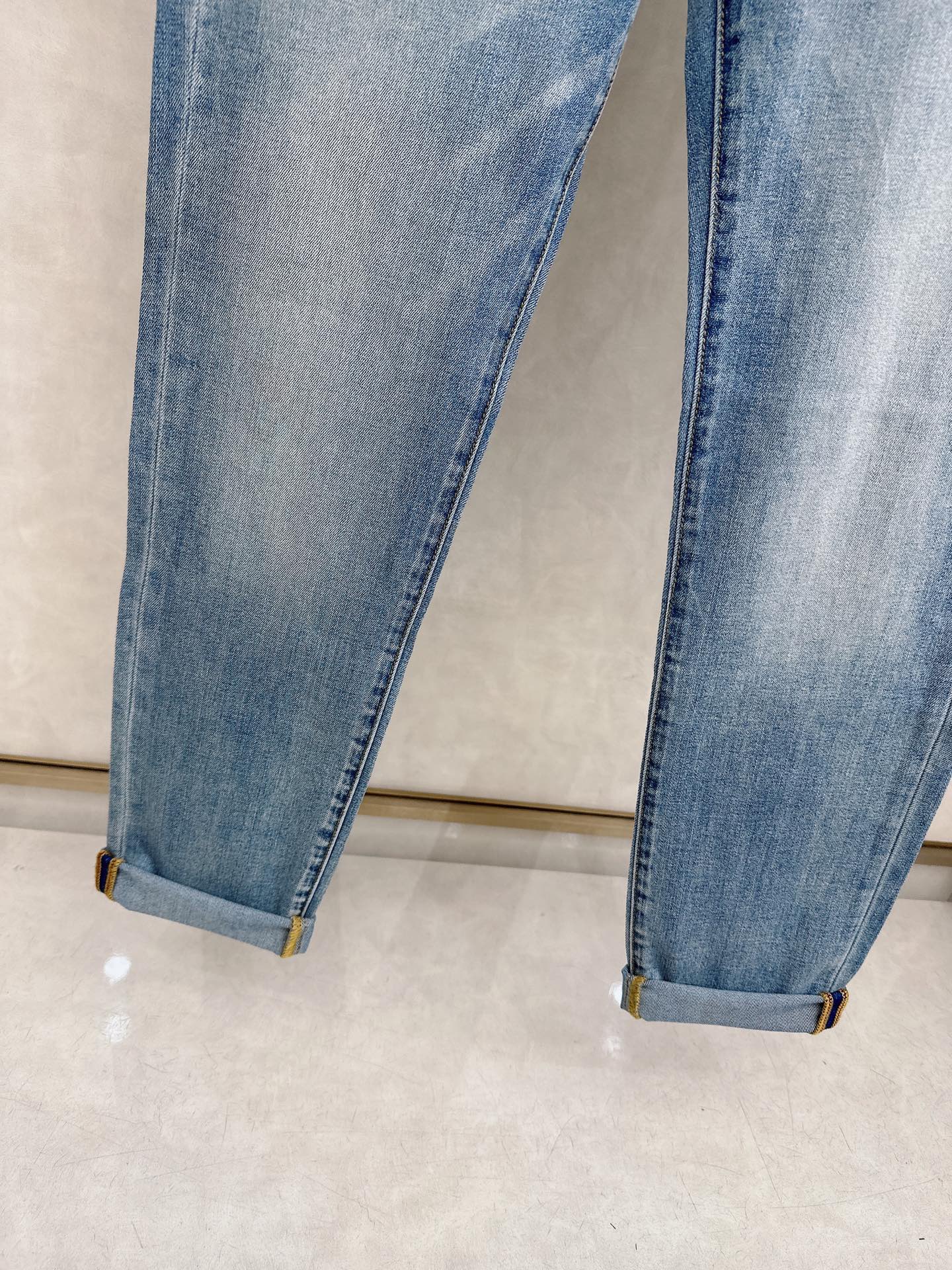 LV 2026春夏最新推出男士休闲牛仔裤新品！重工水洗牛仔裤！定制面料和一般牛仔布料比起来，更加柔软舒适