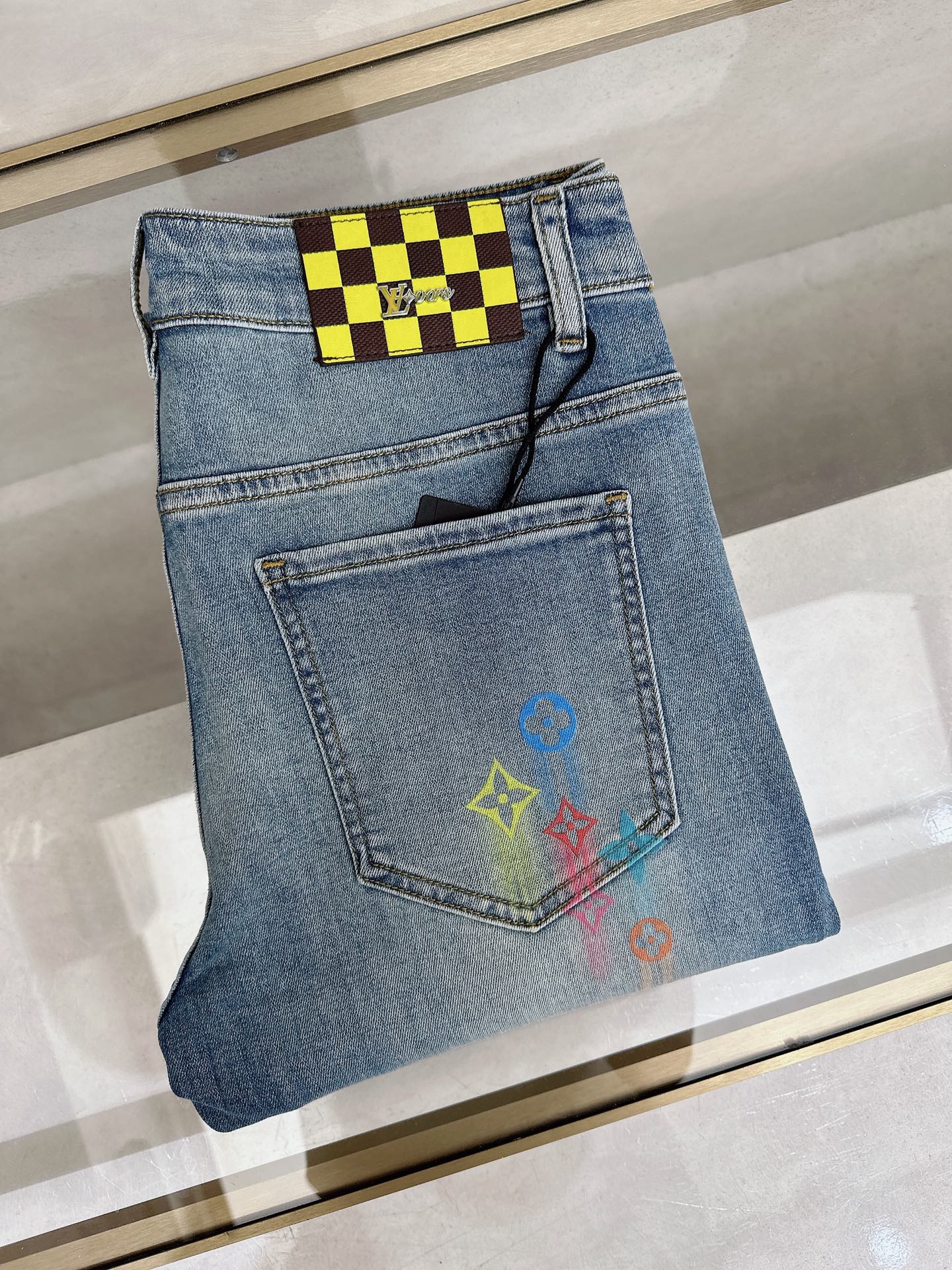 LV 2026春夏最新推出男士休闲牛仔裤新品！重工水洗牛仔裤！定制面料和一般牛仔布料比起来，更加柔软舒适
