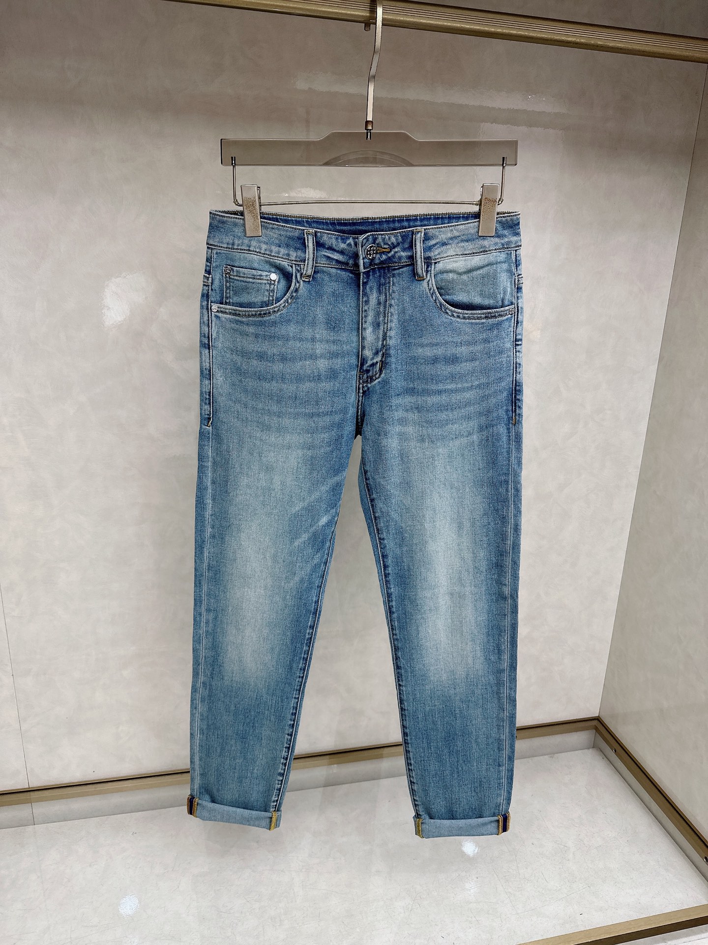 LV 2026春夏最新推出男士休闲牛仔裤新品！重工水洗牛仔裤！定制面料和一般牛仔布料比起来，更加柔软舒适