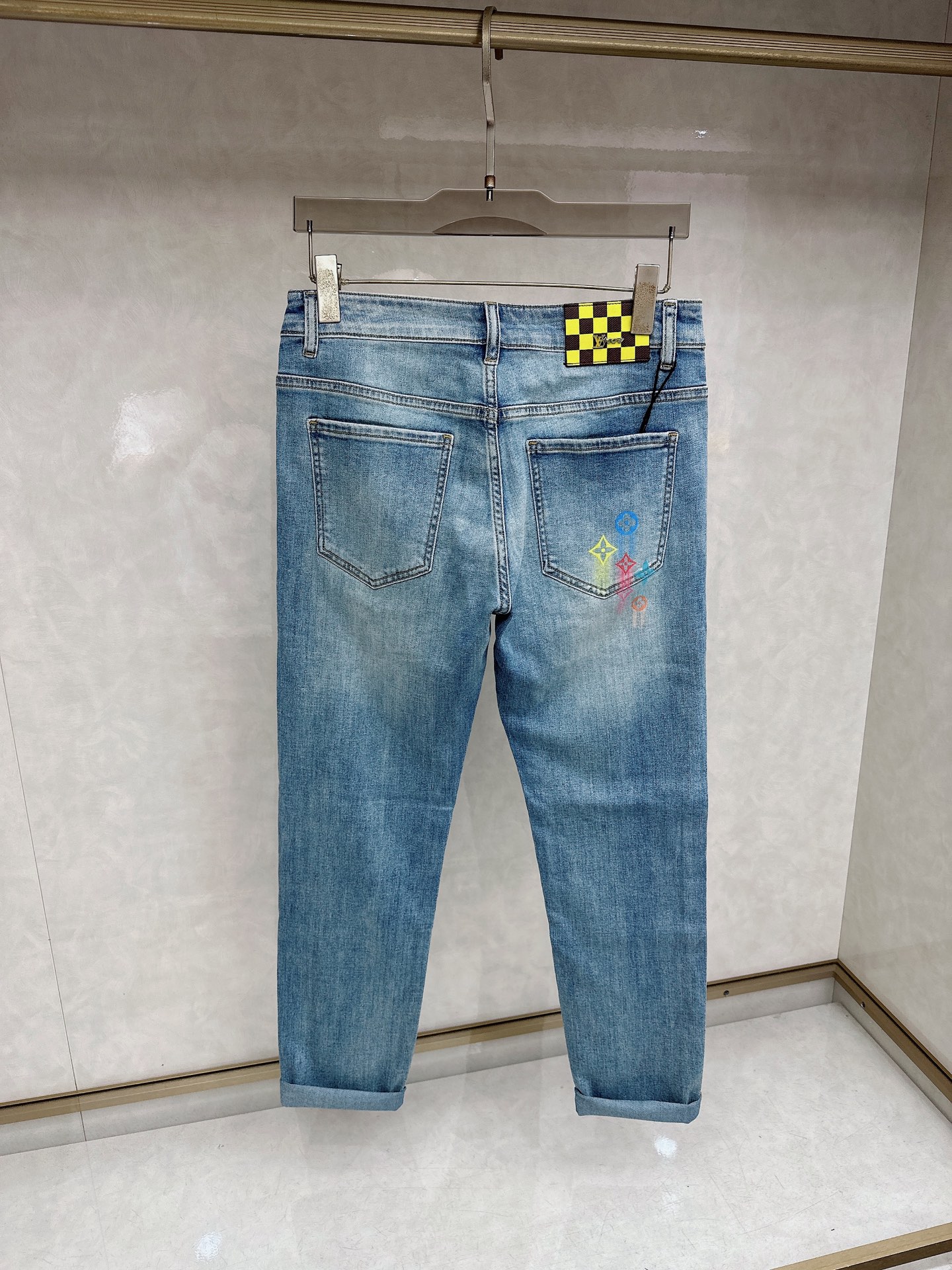 LV 2026春夏最新推出男士休闲牛仔裤新品！重工水洗牛仔裤！定制面料和一般牛仔布料比起来，更加柔软舒适