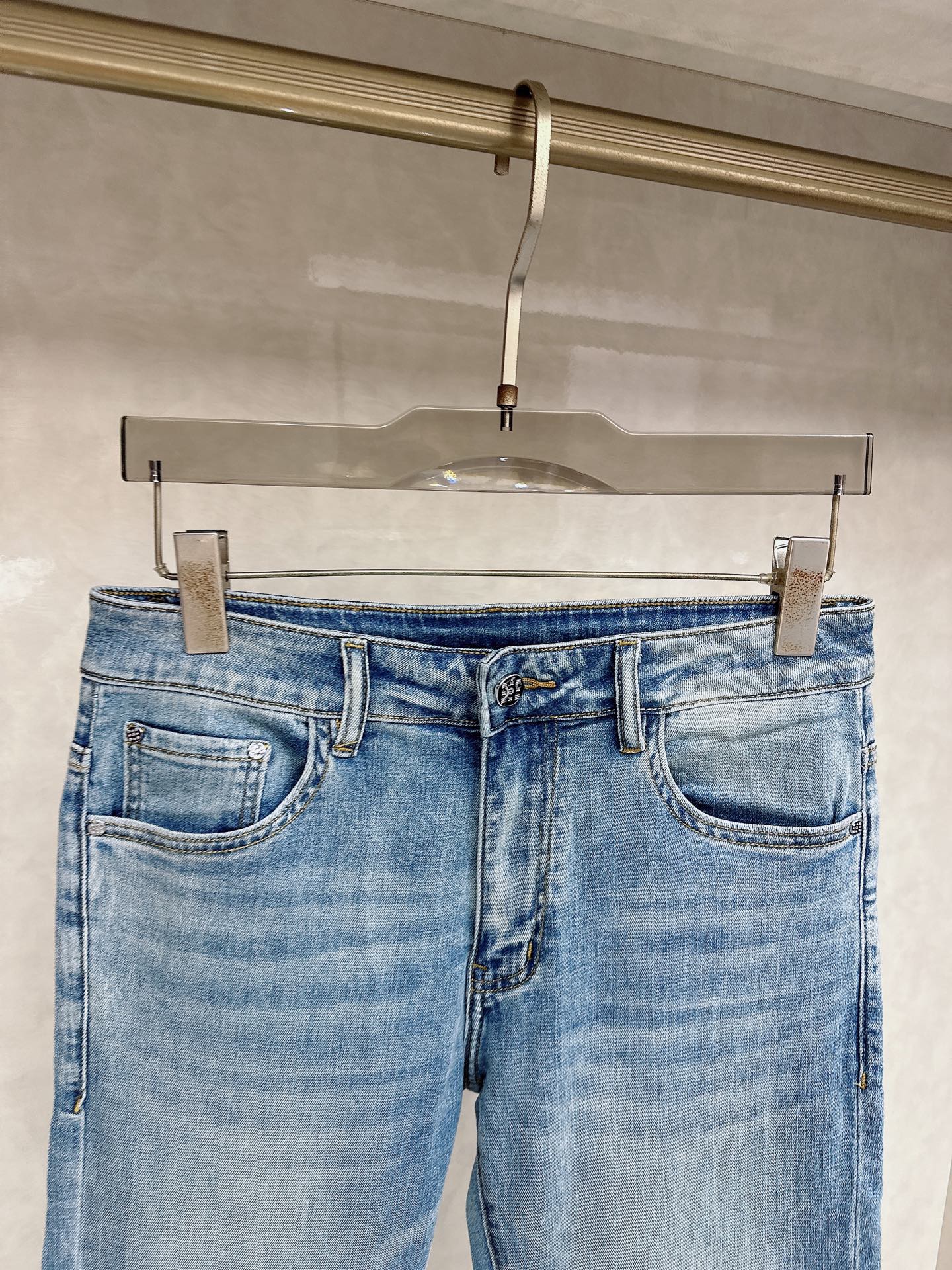 LV 2026春夏最新推出男士休闲牛仔裤新品！重工水洗牛仔裤！定制面料和一般牛仔布料比起来，更加柔软舒适