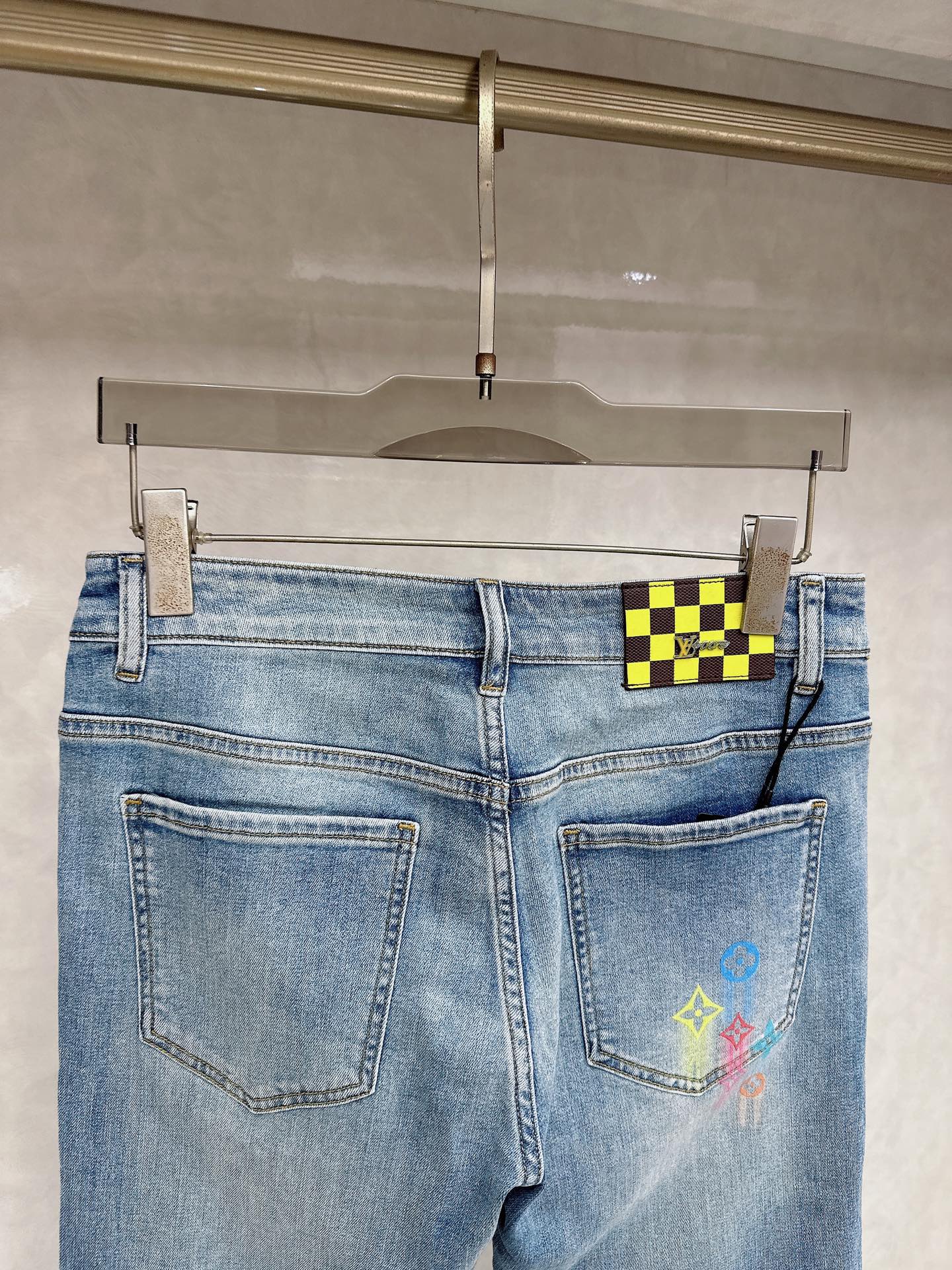 LV 2026春夏最新推出男士休闲牛仔裤新品！重工水洗牛仔裤！定制面料和一般牛仔布料比起来，更加柔软舒适