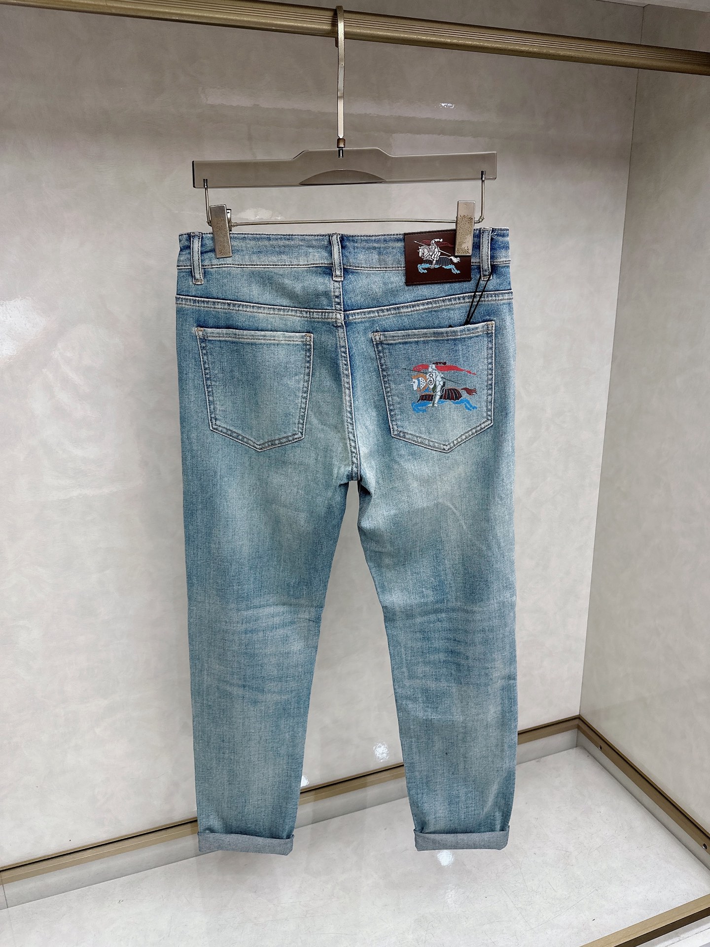 巴宝莉 2026春夏最新推出男士休闲牛仔裤新品！重工水洗牛仔裤！定制面料和一般牛仔布料比起来，更加柔软舒