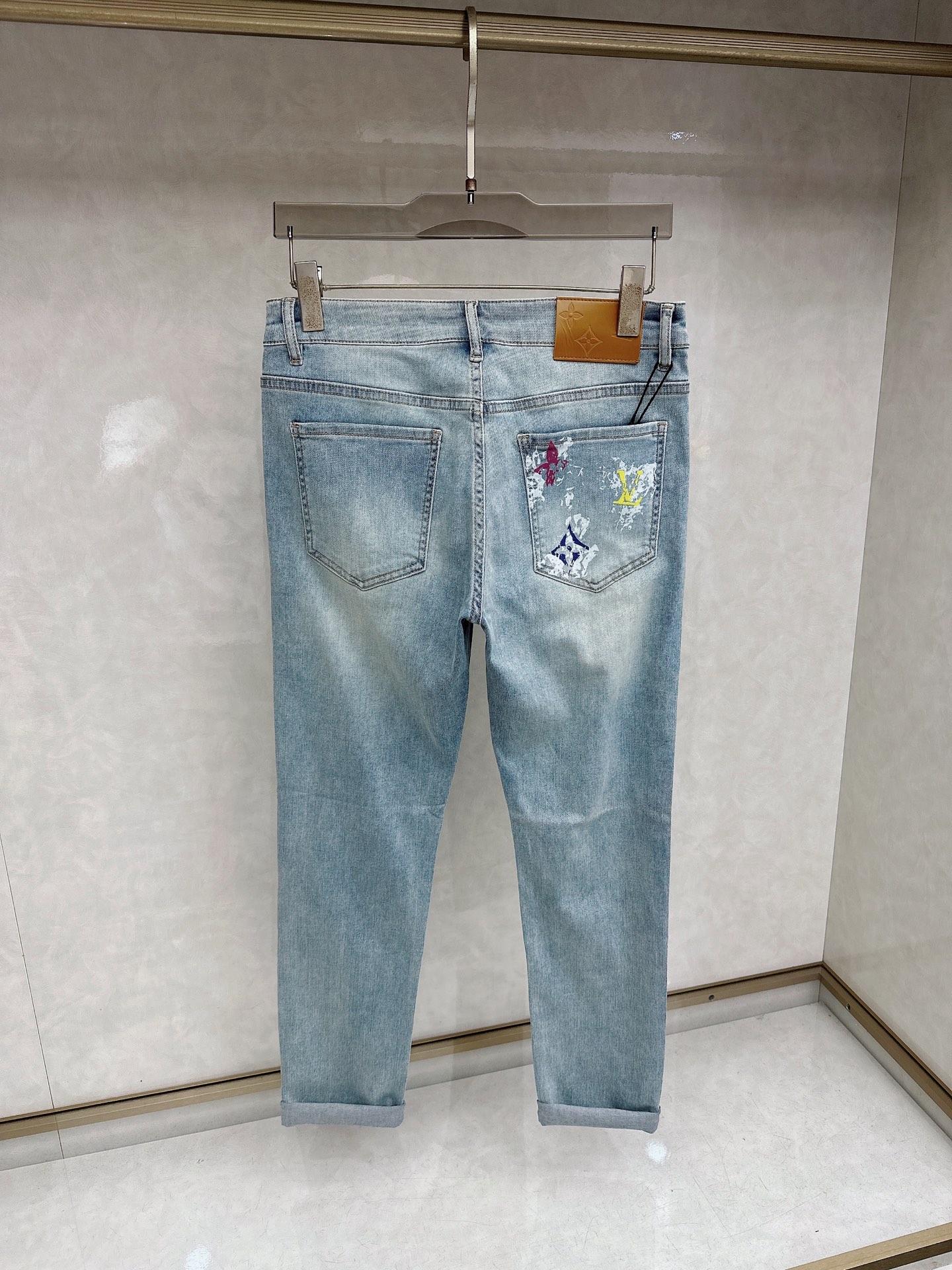 LV 2026春夏最新推出男士休闲牛仔裤新品！重工水洗牛仔裤！定制面料和一般牛仔布料比起来，更加柔软舒适