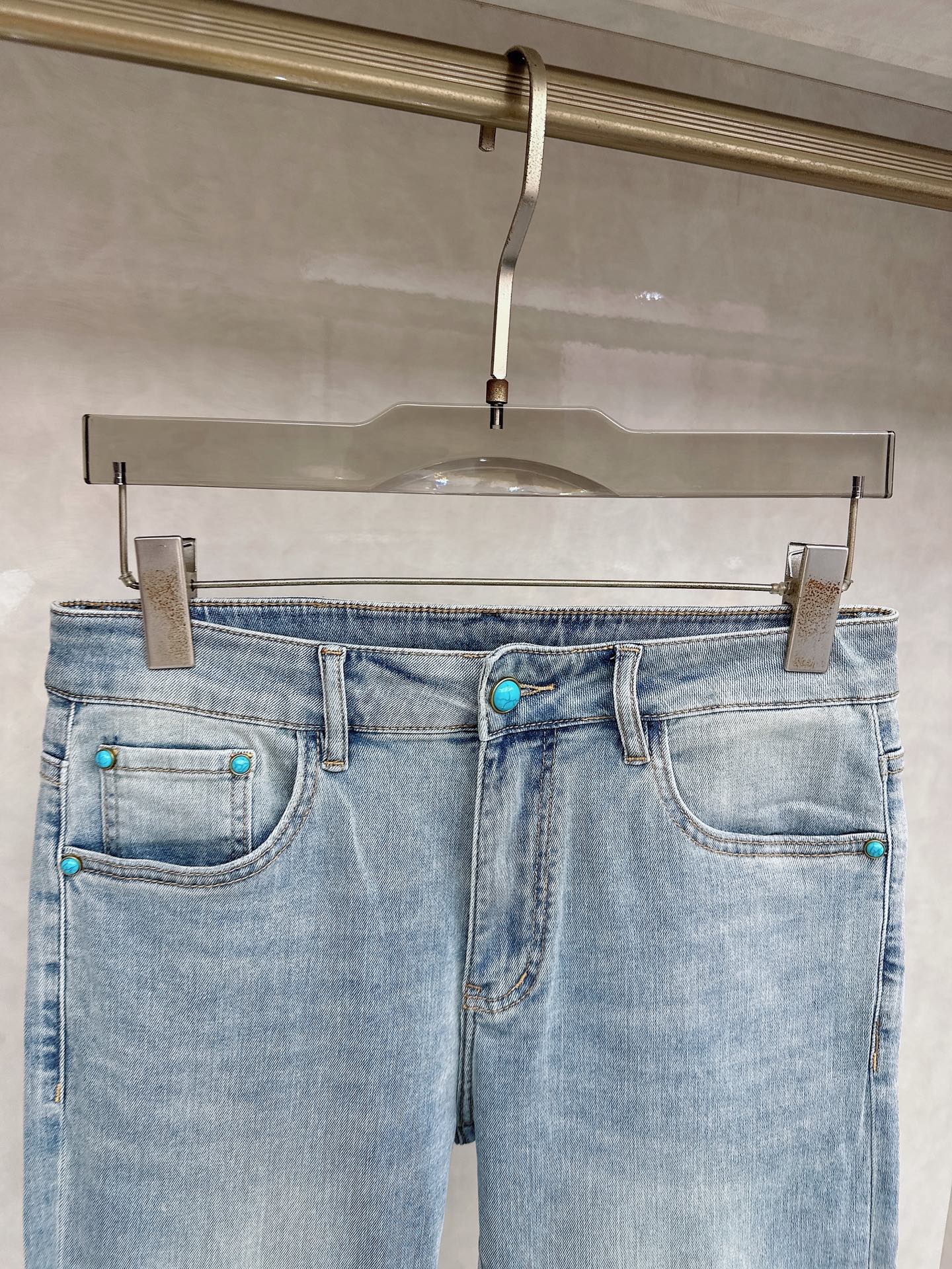 LV 2026春夏最新推出男士休闲牛仔裤新品！重工水洗牛仔裤！定制面料和一般牛仔布料比起来，更加柔软舒适