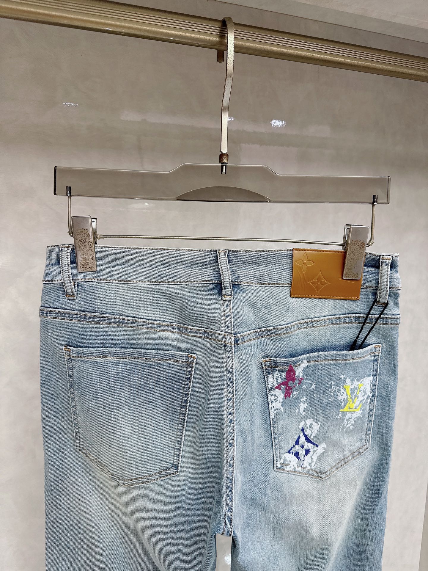 LV 2026春夏最新推出男士休闲牛仔裤新品！重工水洗牛仔裤！定制面料和一般牛仔布料比起来，更加柔软舒适
