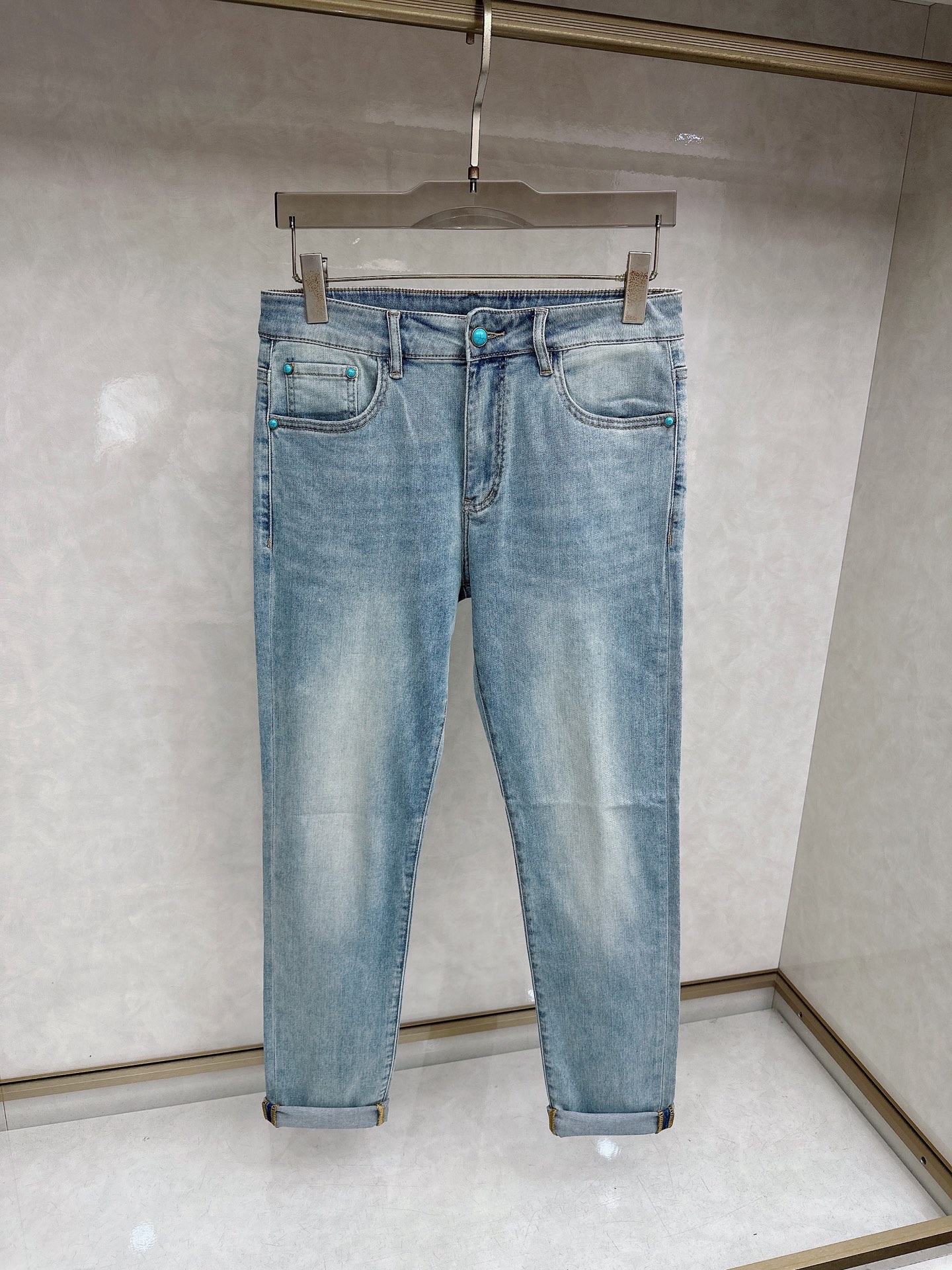 LV 2026春夏最新推出男士休闲牛仔裤新品！重工水洗牛仔裤！定制面料和一般牛仔布料比起来，更加柔软舒适