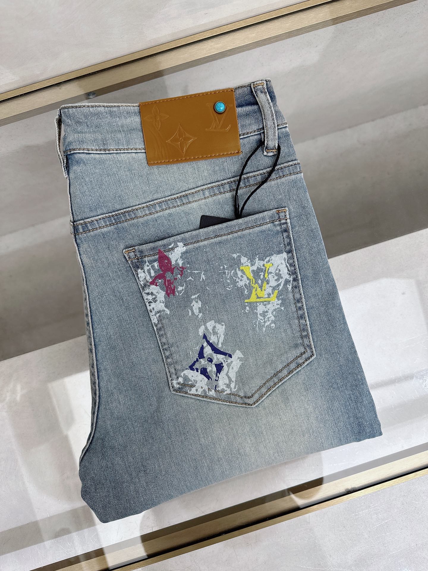 LV 2026春夏最新推出男士休闲牛仔裤新品！重工水洗牛仔裤！定制面料和一般牛仔布料比起来，更加柔软舒适