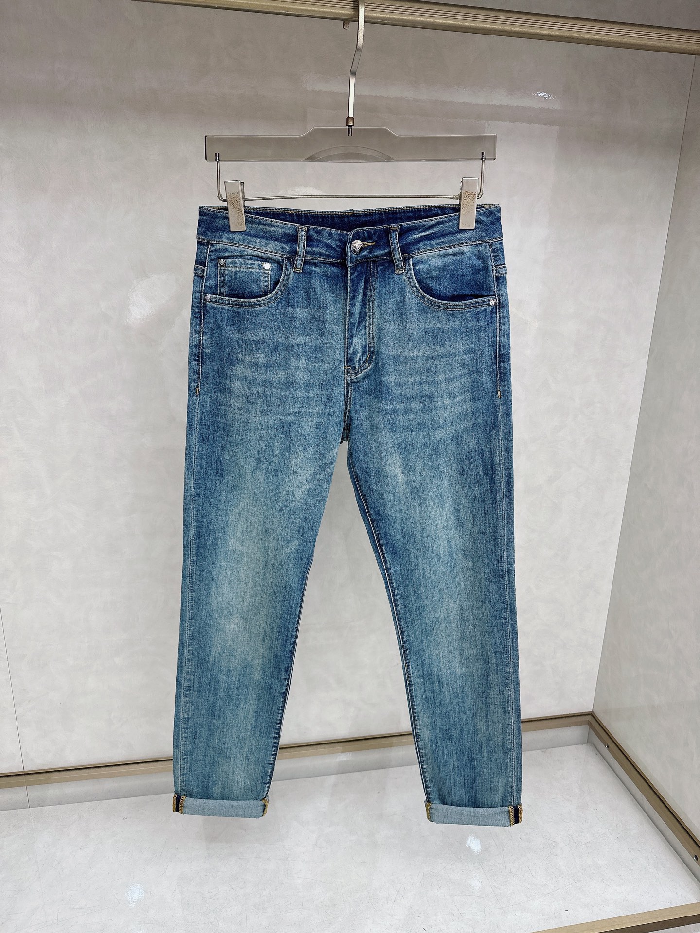 普拉达 2026春夏最新推出男士休闲牛仔裤新品！重工水洗牛仔裤！定制面料和一般牛仔布料比起来，更加柔软舒