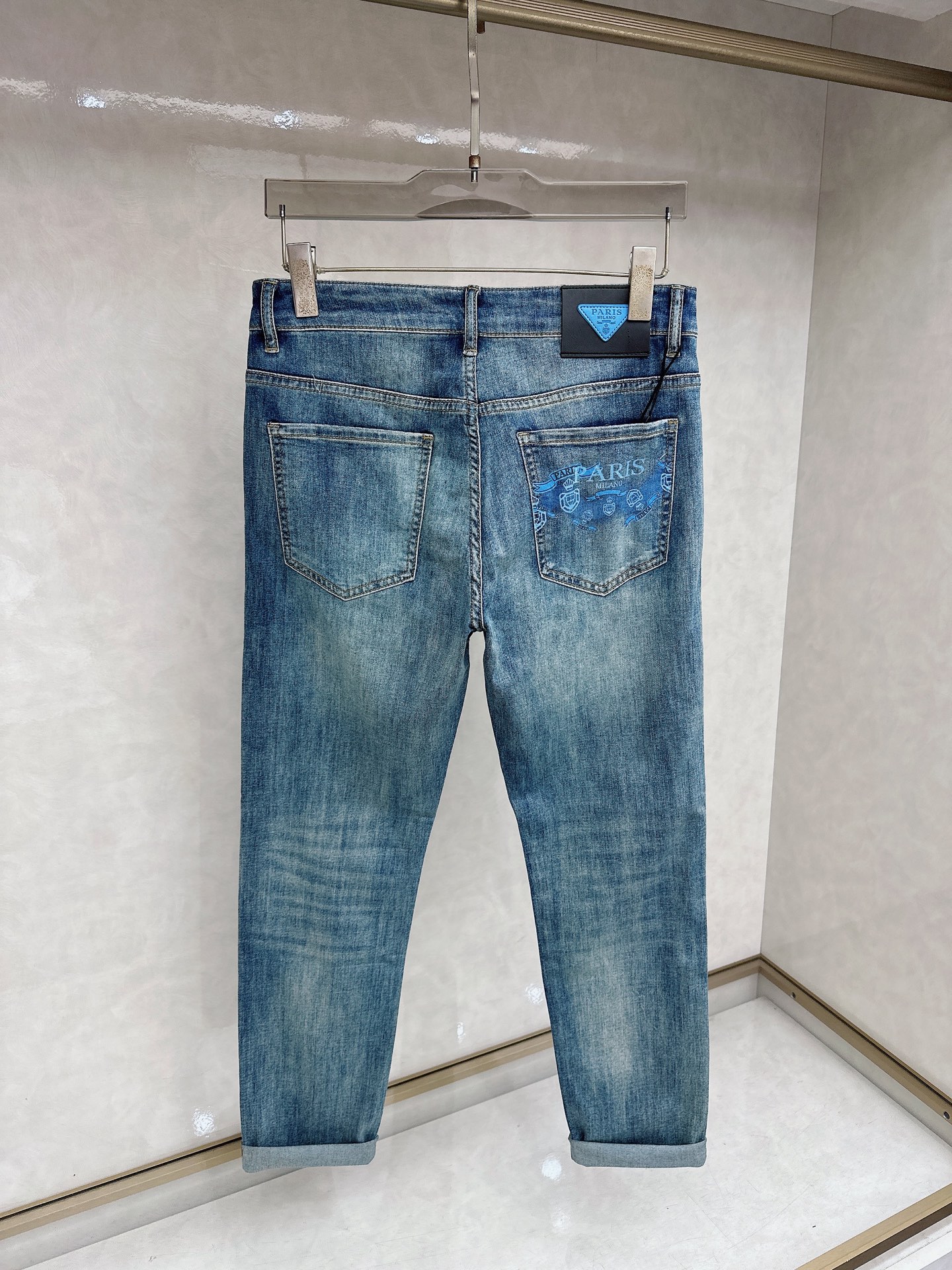 普拉达 2026春夏最新推出男士休闲牛仔裤新品！重工水洗牛仔裤！定制面料和一般牛仔布料比起来，更加柔软舒