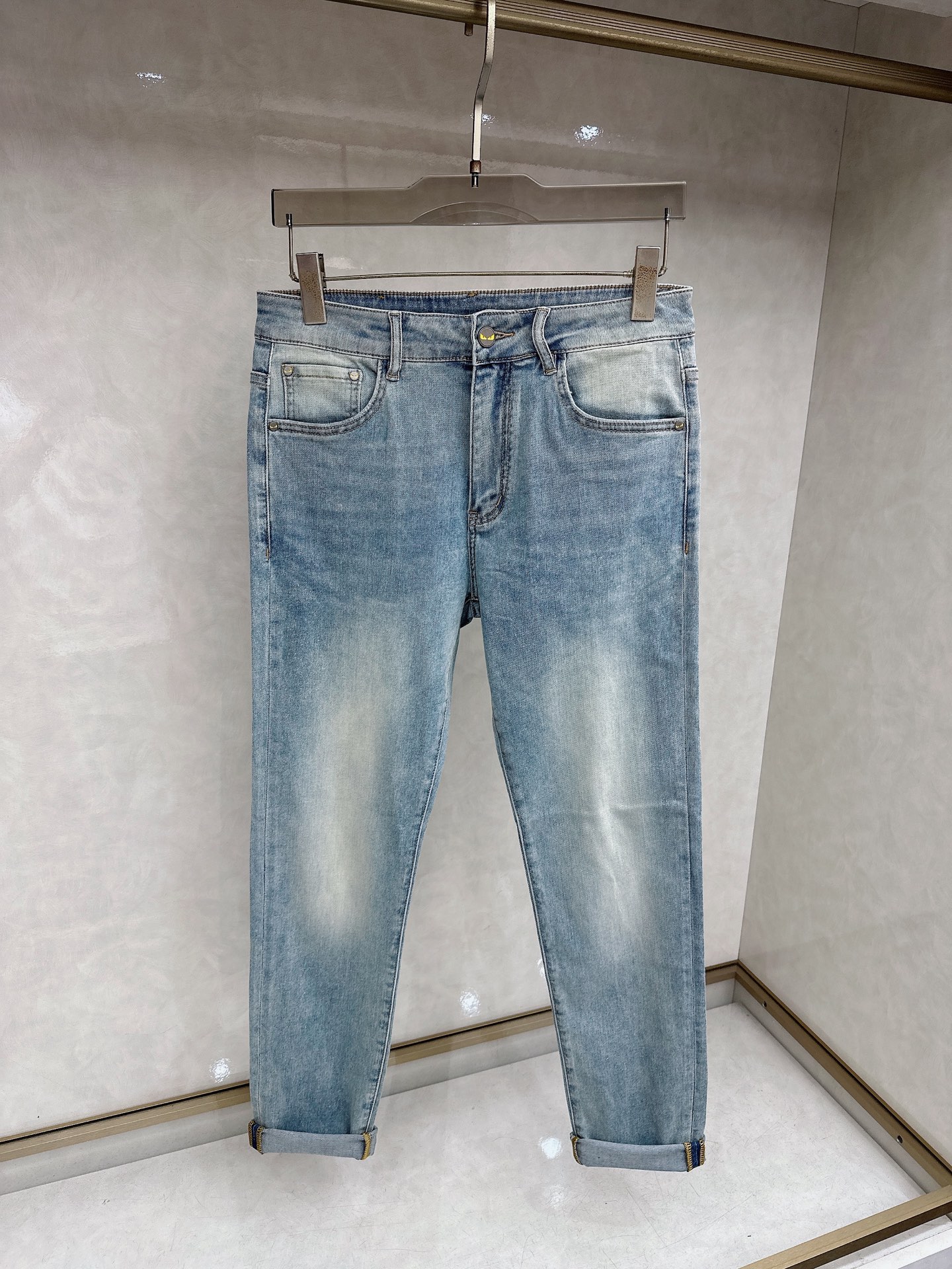 芬迪 2026春夏最新推出男士休闲牛仔裤新品！重工水洗牛仔裤！定制面料和一般牛仔布料比起来，更加柔软舒适