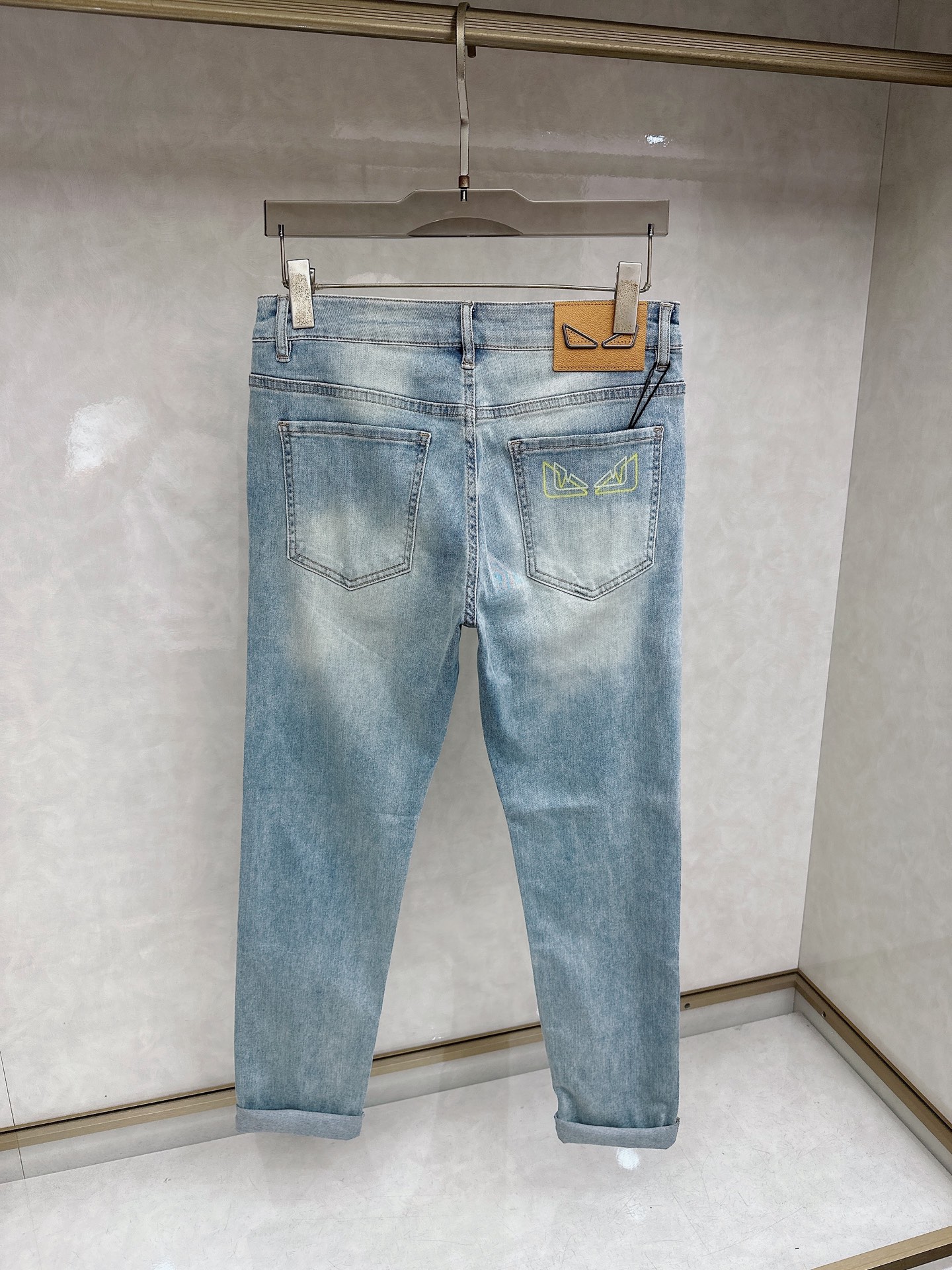 芬迪 2026春夏最新推出男士休闲牛仔裤新品！重工水洗牛仔裤！定制面料和一般牛仔布料比起来，更加柔软舒适