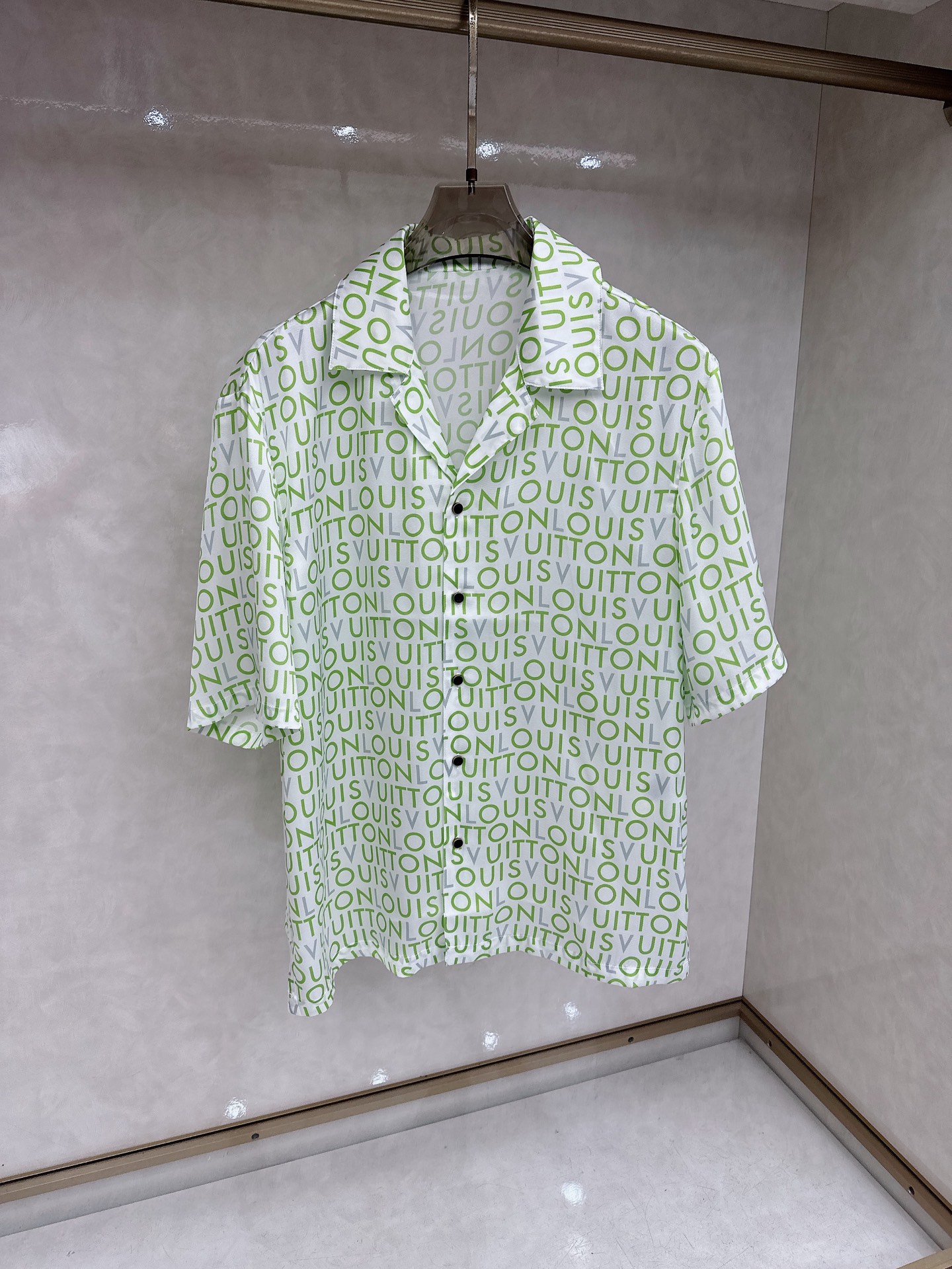 驴家桑蚕丝印男衬衣！男女同款！这件桑蚕丝雨滴印花短袖衬衫，以深邃白色为底！绿色字母logo印花，每一处细
