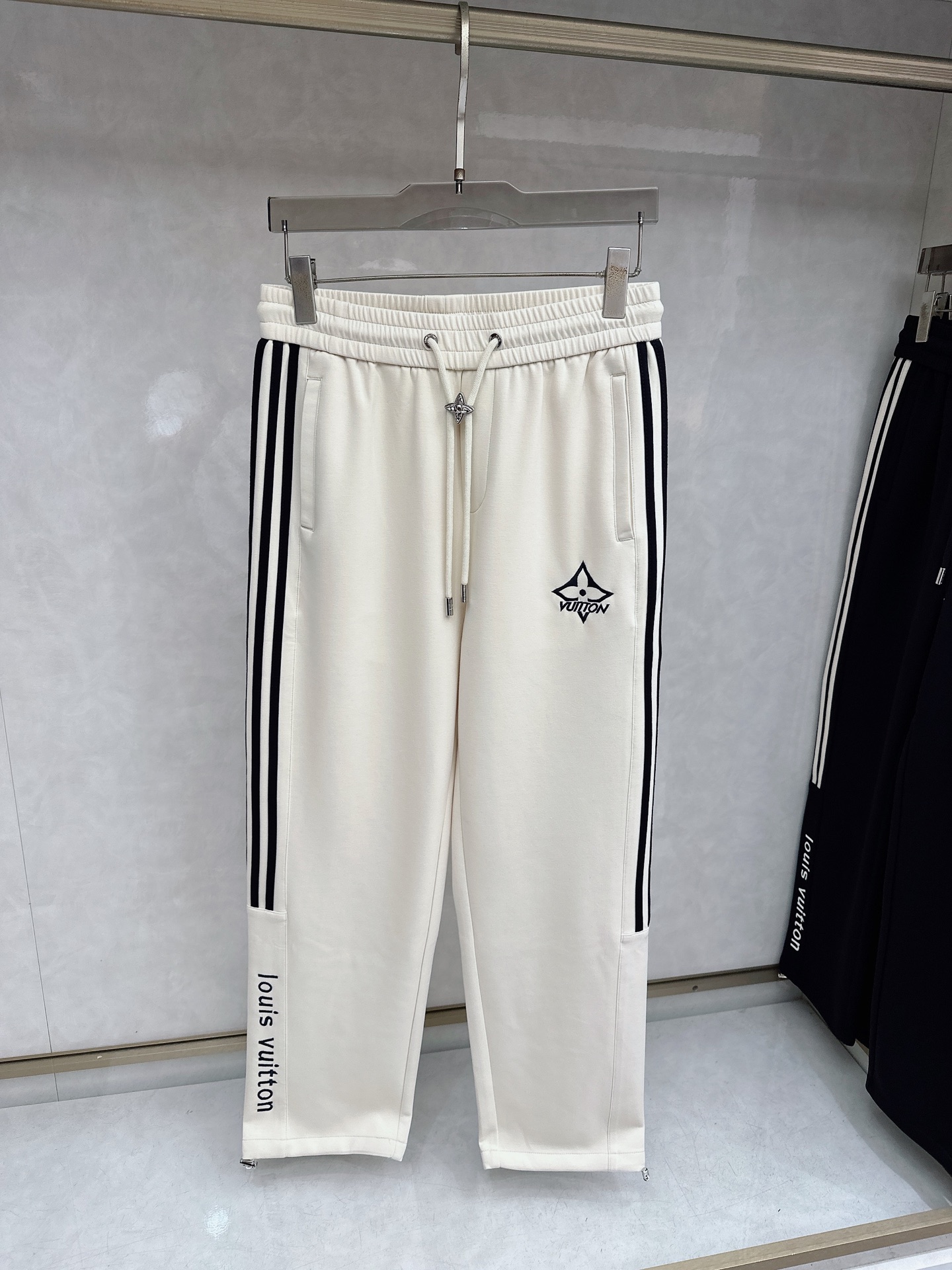 LV 2026春夏新款休闲裤！官网同步发售。品牌经典LOGO休闲裤 ，定制面料，舒适度极好，手触感强烈。