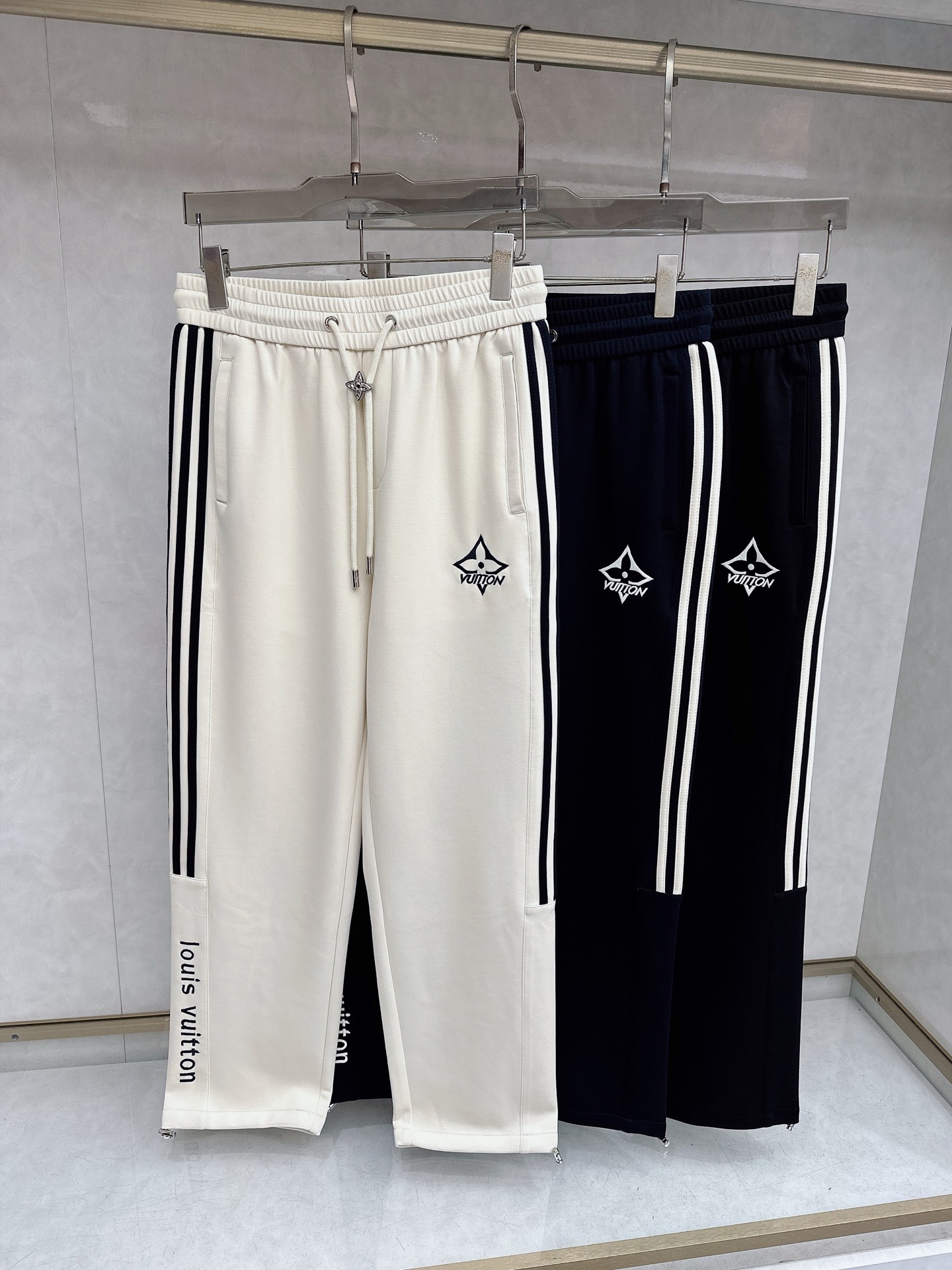 LV 2026春夏新款休闲裤！官网同步发售。品牌经典LOGO休闲裤 ，定制面料，舒适度极好，手触感强烈。