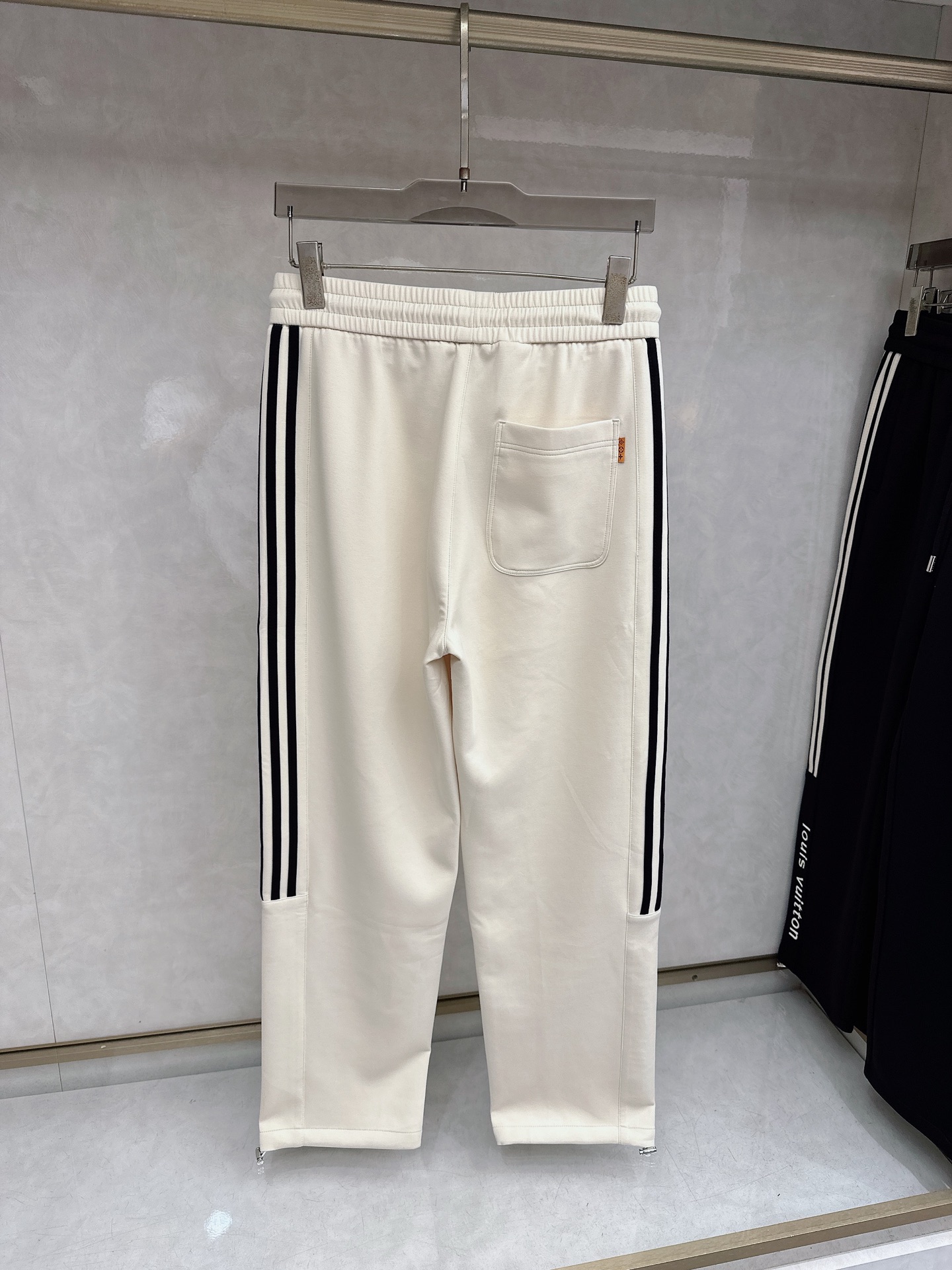 LV 2026春夏新款休闲裤！官网同步发售。品牌经典LOGO休闲裤 ，定制面料，舒适度极好，手触感强烈。