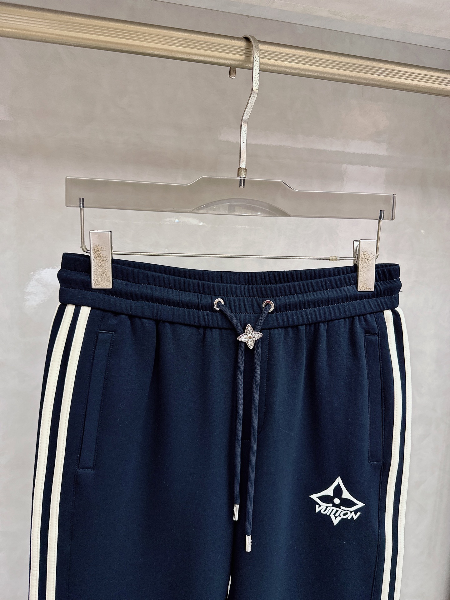 LV 2026春夏新款休闲裤！官网同步发售。品牌经典LOGO休闲裤 ，定制面料，舒适度极好，手触感强烈。