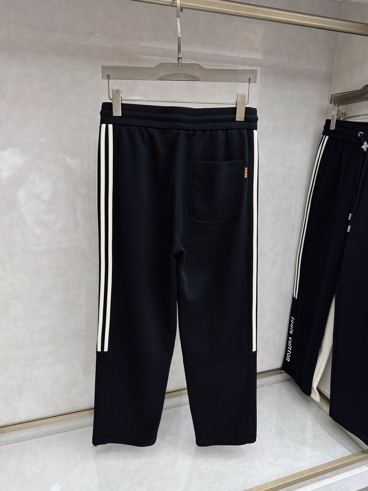 LV 2026春夏新款休闲裤！官网同步发售。品牌经典LOGO休闲裤 ，定制面料，舒适度极好，手触感强烈。