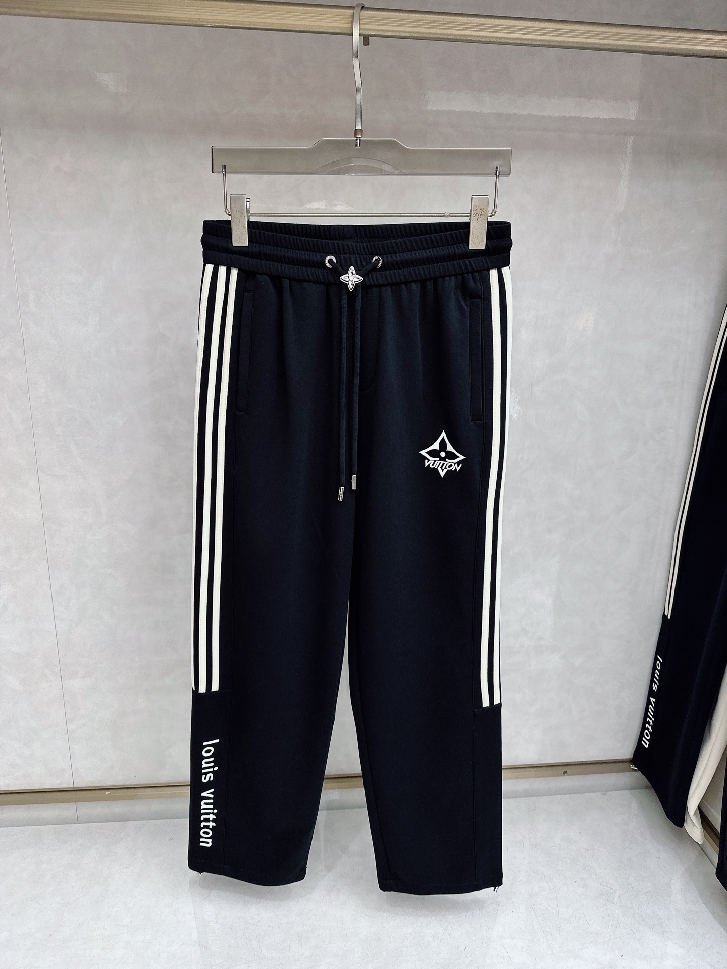 LV 2026春夏新款休闲裤！官网同步发售。品牌经典LOGO休闲裤 ，定制面料，舒适度极好，手触感强烈。