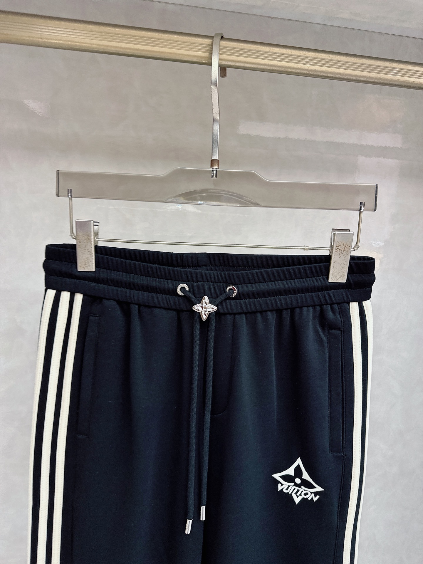 LV 2026春夏新款休闲裤！官网同步发售。品牌经典LOGO休闲裤 ，定制面料，舒适度极好，手触感强烈。