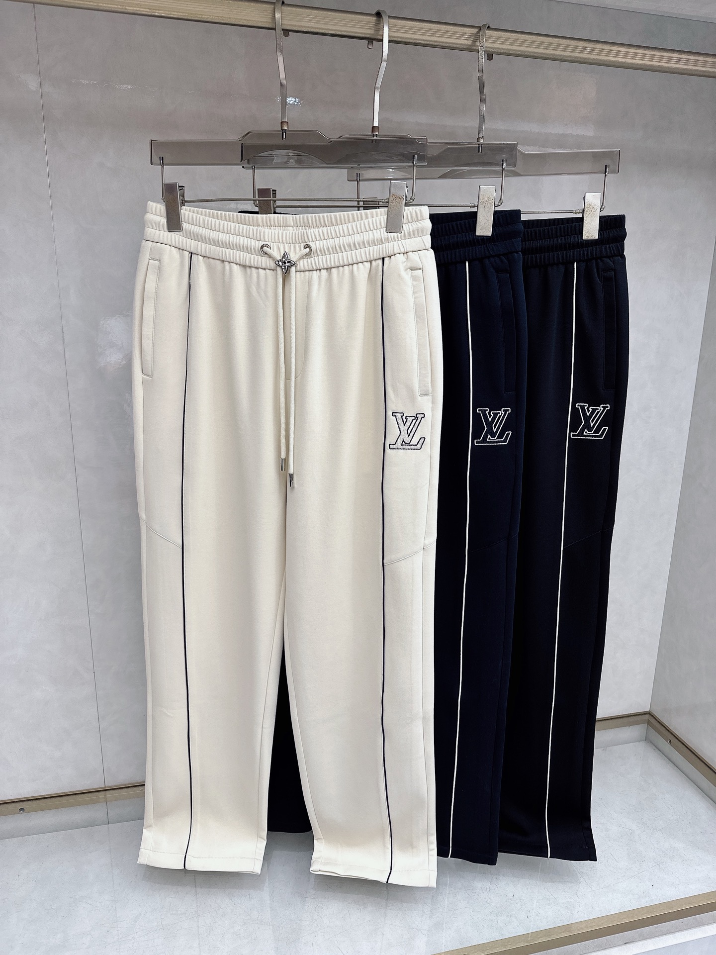 LV 2026春夏新款休闲裤！官网同步发售。品牌经典LOGO休闲裤 ，定制面料，舒适度极好，手触感强烈。