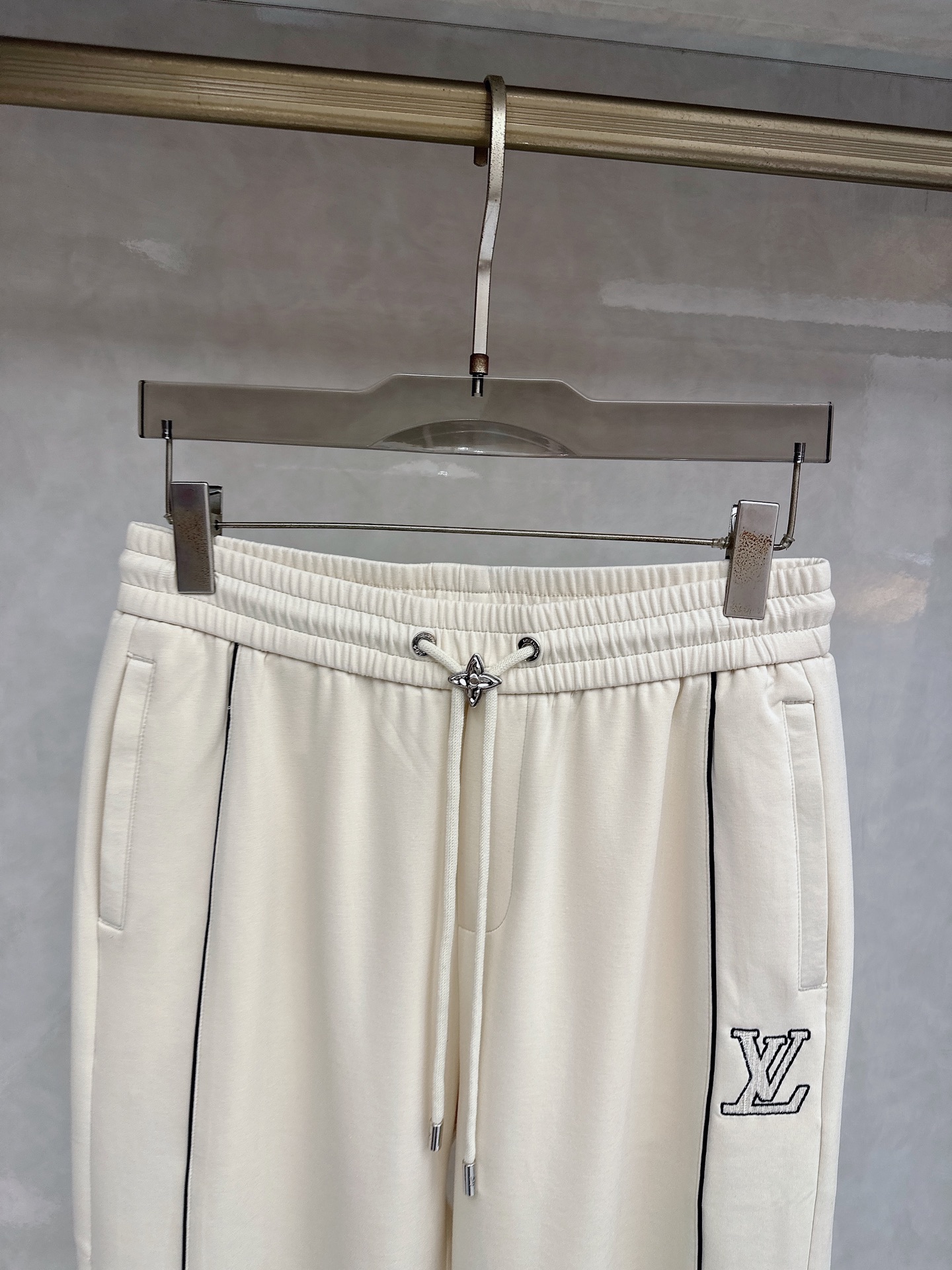 LV 2026春夏新款休闲裤！官网同步发售。品牌经典LOGO休闲裤 ，定制面料，舒适度极好，手触感强烈。