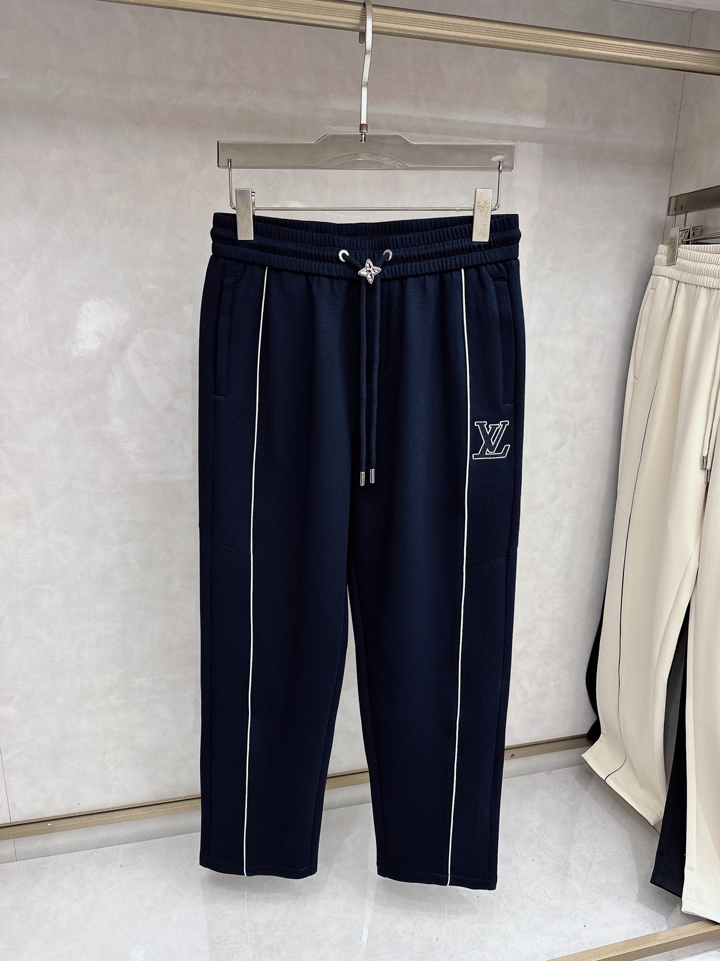 LV 2026春夏新款休闲裤！官网同步发售。品牌经典LOGO休闲裤 ，定制面料，舒适度极好，手触感强烈。