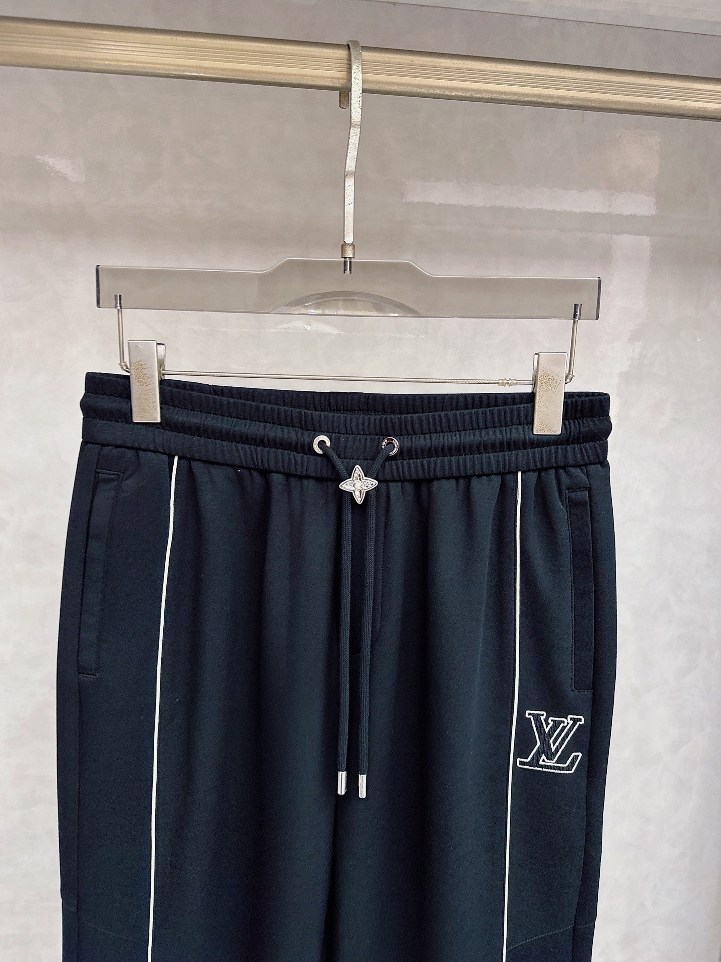 LV 2026春夏新款休闲裤！官网同步发售。品牌经典LOGO休闲裤 ，定制面料，舒适度极好，手触感强烈。