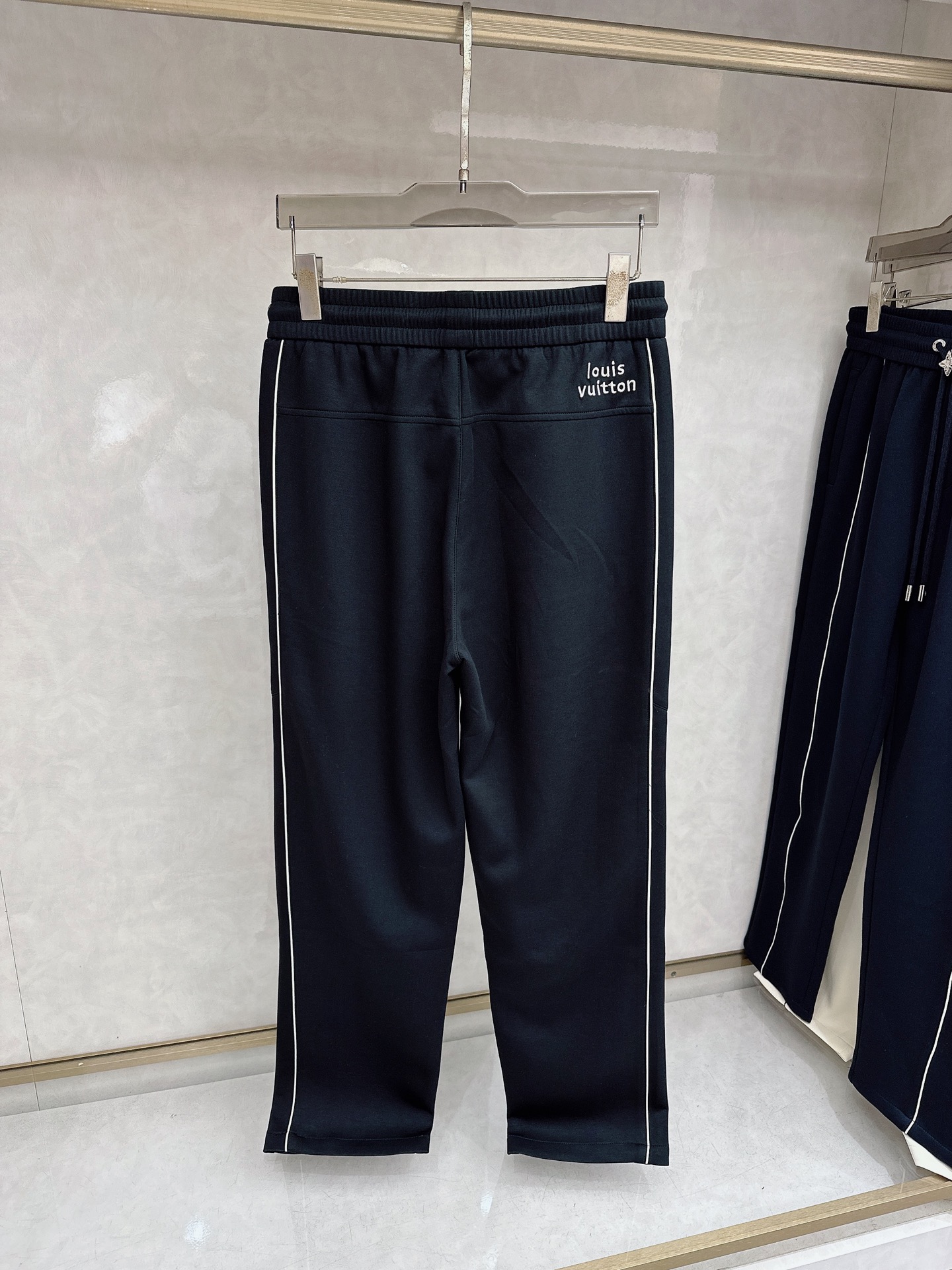 LV 2026春夏新款休闲裤！官网同步发售。品牌经典LOGO休闲裤 ，定制面料，舒适度极好，手触感强烈。
