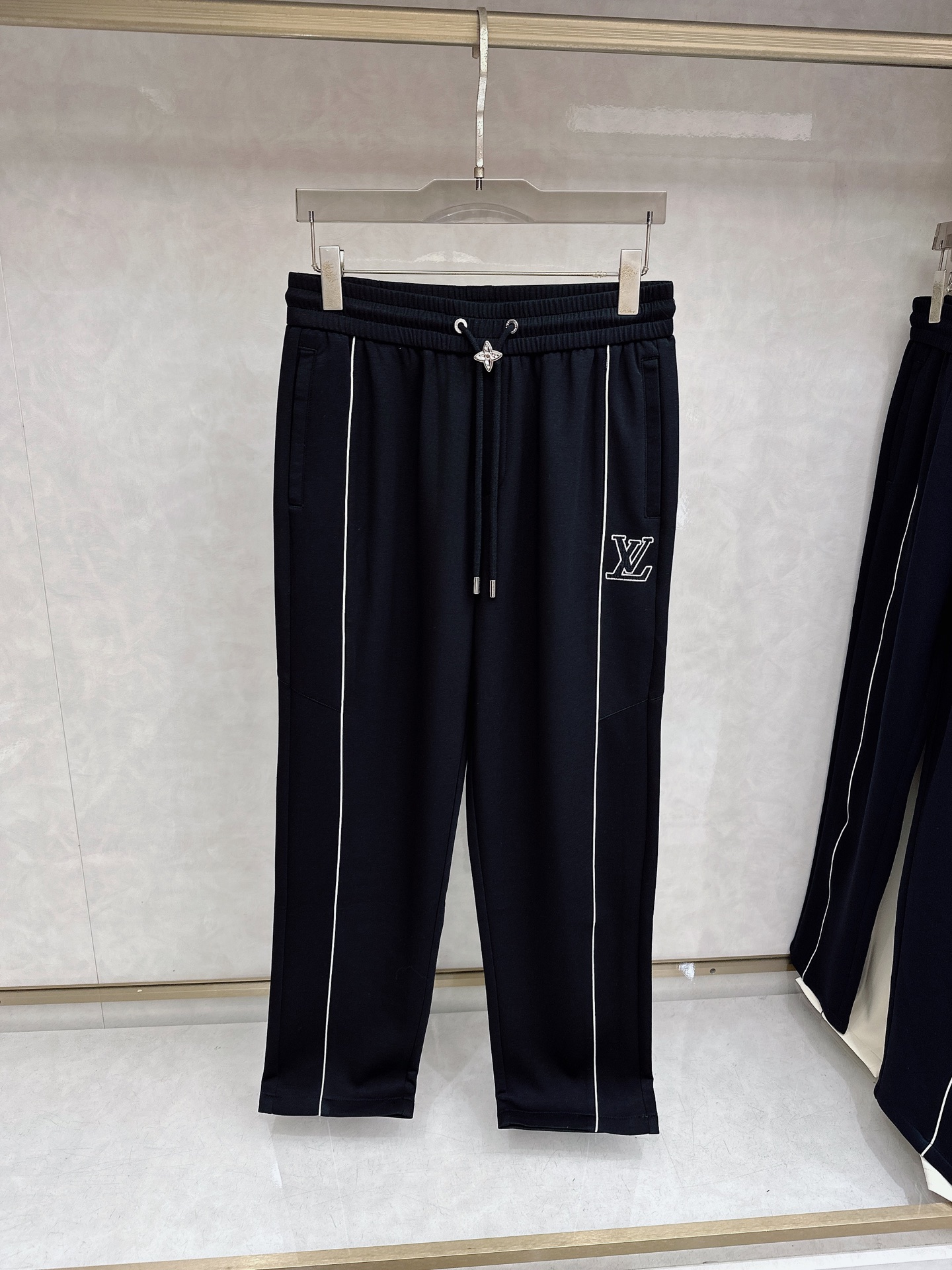 LV 2026春夏新款休闲裤！官网同步发售。品牌经典LOGO休闲裤 ，定制面料，舒适度极好，手触感强烈。