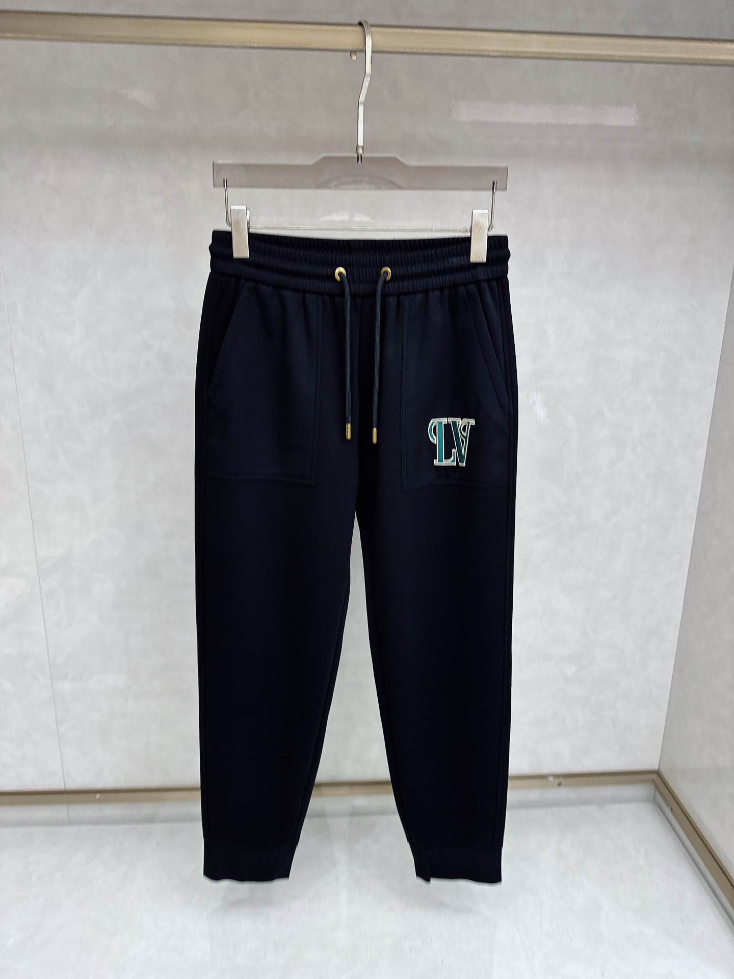 LV 2026春夏新款休闲裤！官网同步发售。品牌经典LOGO休闲裤 ，定制面料，舒适度极好，手触感强烈。