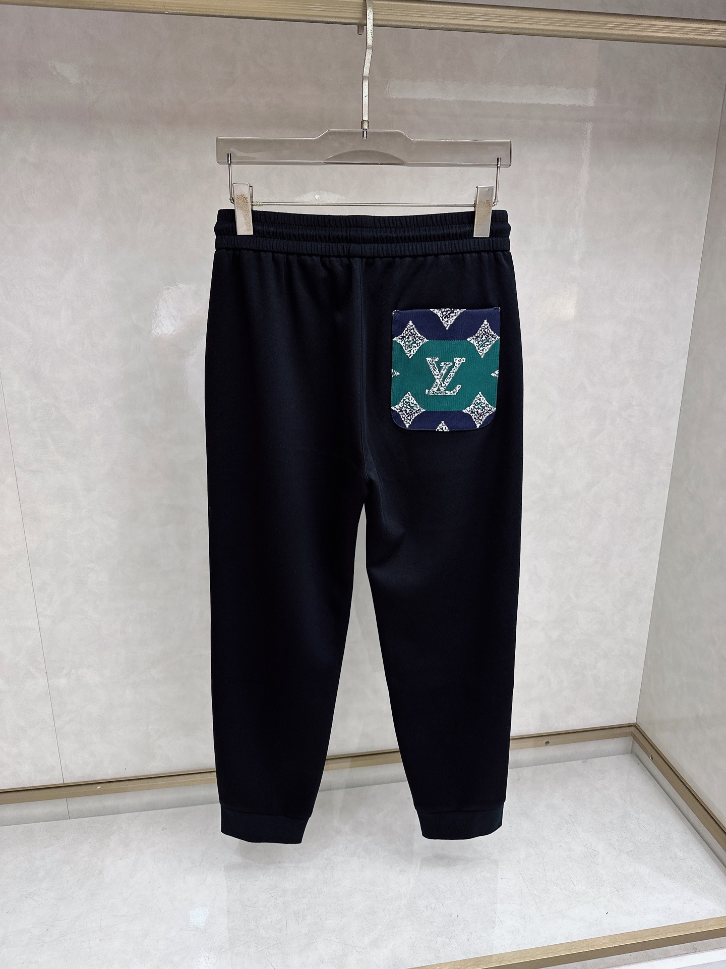 LV 2026春夏新款休闲裤！官网同步发售。品牌经典LOGO休闲裤 ，定制面料，舒适度极好，手触感强烈。