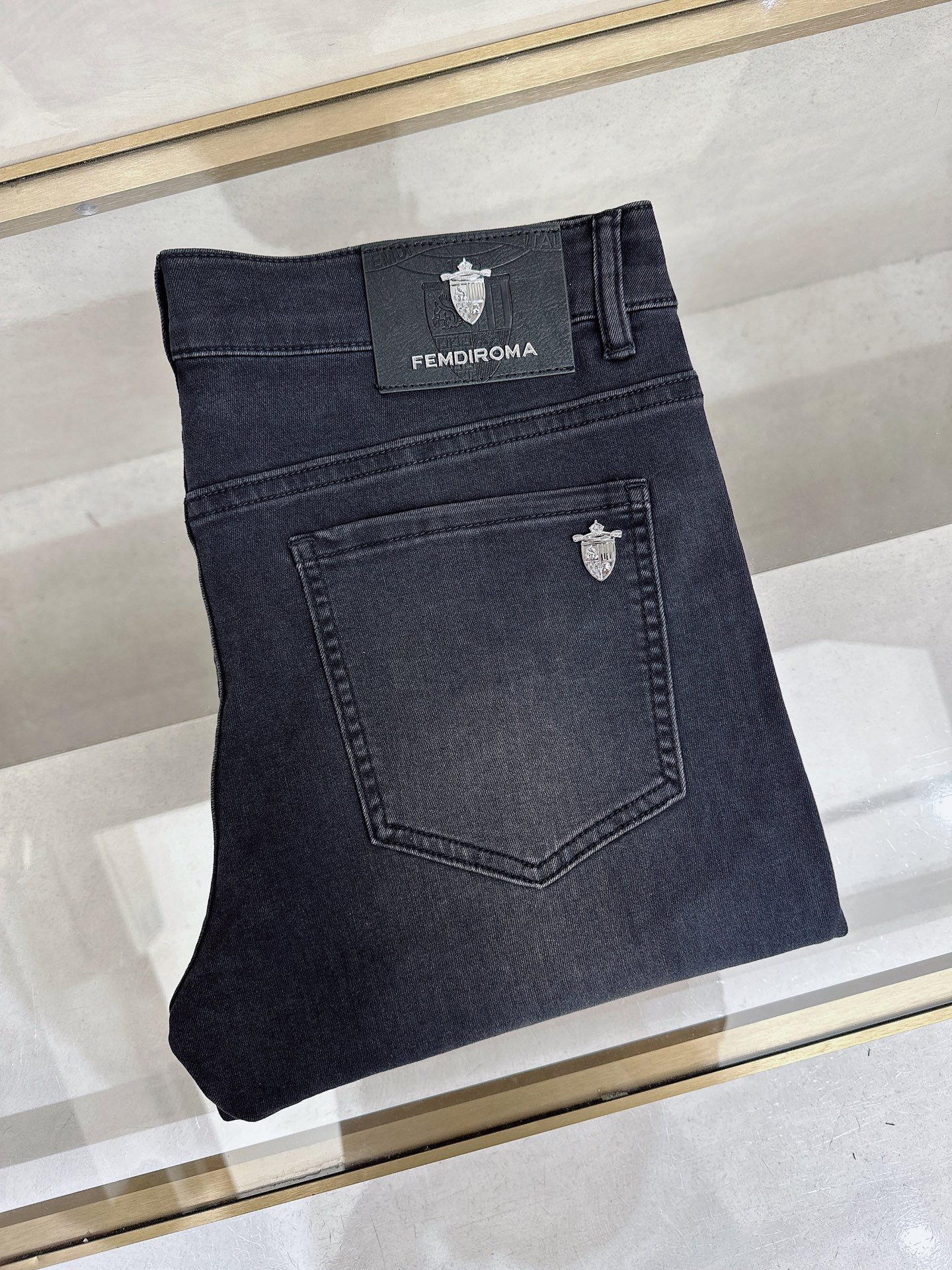 NO:871761,Fendi launches new men's casual jeans for spring and summer 2026!  Heavy duty washed jeans!  Customized fabrics are softer and more comfortable than ordinary denim fabrics!  Ultra-heavy industrial washing process and double process washing. The whole pair of pants has a comfortable feel, and the fineness and breathability are top-notch. All hardware brand logos are custom-made, and the materials are selected with the best attributes. For a good pair of jeans, the focus is on the fabric!  The elasticity of the fabric is very good and the comfort is great!  The fabric density is very high!  !  The imported texture is very powerful!  The low-key design style is simple and elegant!  28-38 (no 37),,fendi,jeans,19860909芬迪 2026春夏最新推出男士休闲牛仔裤新品！重工水洗牛仔裤！定制面料和一般牛仔布料比起来,更加柔软舒适！超重工洗水工艺 双工艺洗水 整条裤子,手感舒适,细腻程度与透气效果堪称顶级,所有的五金品牌logo都是专模定做,材质都是选最好的属性.好的一条牛仔裤,重点在面料！面料的弹性很好,舒适性非常棒！面料密度很高！！客供进口的质感非常强大！低调设计风格简洁大方！28-38（无37）,,fendi,jeans,,Men's clothing