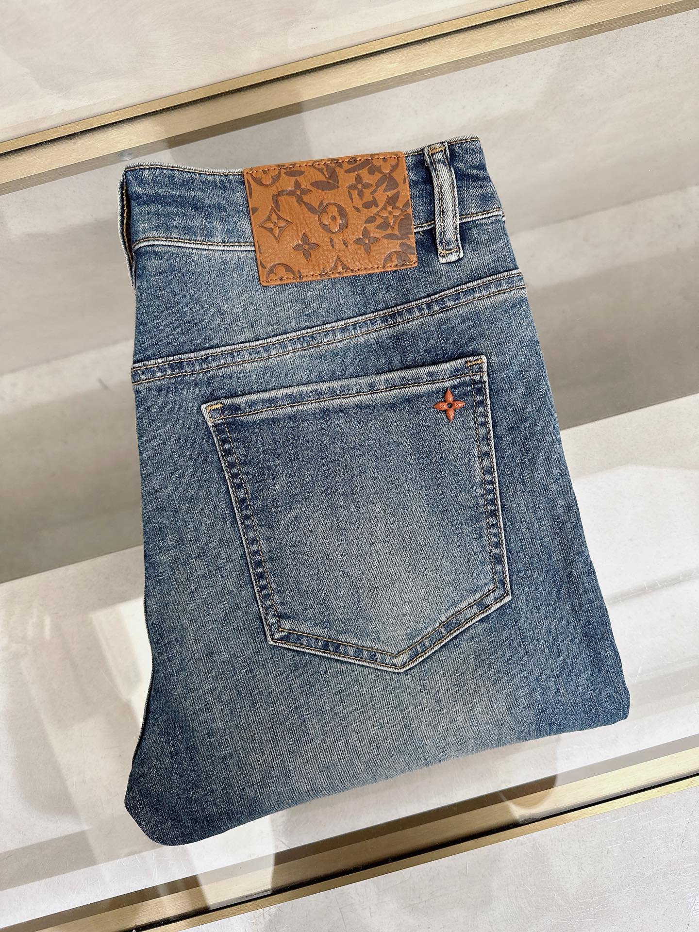 NO:914049,LV’s latest 2026 spring and summer new casual jeans for men!  Heavy duty washed jeans!  Customized fabrics are softer and more comfortable than ordinary denim fabrics!  Ultra-heavy industrial washing process and double process washing. The whole pair of pants has a comfortable feel, and the fineness and breathability are top-notch. All hardware brand logos are custom-made, and the materials are selected with the best attributes. For a good pair of jeans, the focus is on the fabric!  The elasticity of the fabric is very good and the comfort is great!  The fabric density is very high!  !  The imported texture is very powerful!  The low-key design style is simple and elegant!  28-38 (no 37),,louis vuitton,jeans,19860909LV 2026春夏最新推出男士休闲牛仔裤新品！重工水洗牛仔裤！定制面料和一般牛仔布料比起来,更加柔软舒适！超重工洗水工艺 双工艺洗水 整条裤子,手感舒适,细腻程度与透气效果堪称顶级,所有的五金品牌logo都是专模定做,材质都是选最好的属性.好的一条牛仔裤,重点在面料！面料的弹性很好,舒适性非常棒！面料密度很高！！客供进口的质感非常强大！低调设计风格简洁大方！28-38（无37）,,louis vuitton,jeans,,Men's clothing