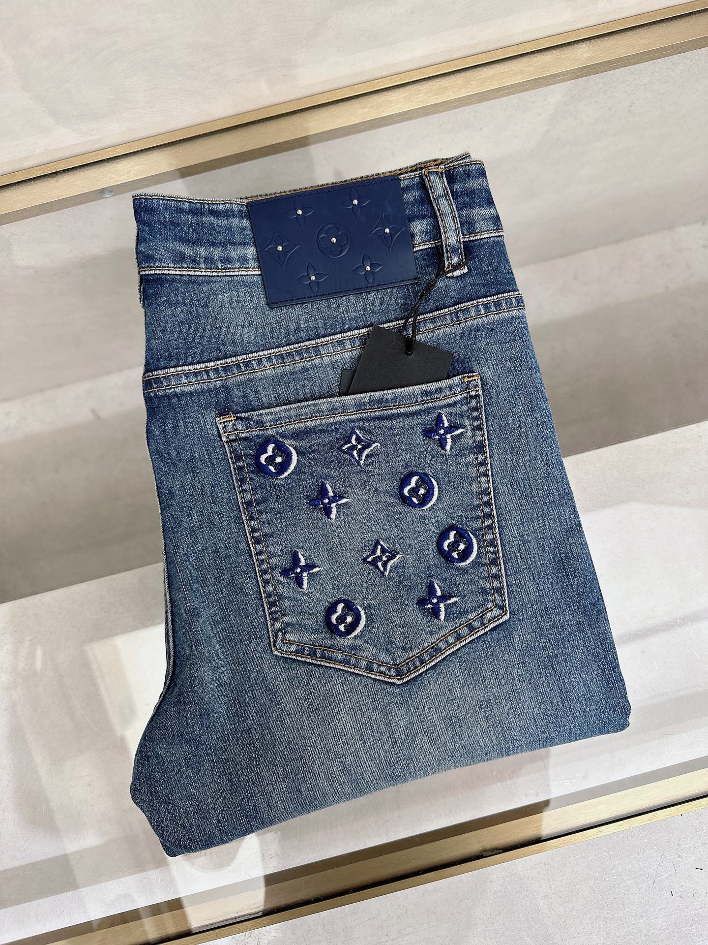 NO:871767,LV’s latest 2026 spring and summer new casual jeans for men!  Heavy duty washed jeans!  Customized fabrics are softer and more comfortable than ordinary denim fabrics!  Ultra-heavy industrial washing process and double process washing. The whole pair of pants has a comfortable feel, and the fineness and breathability are top-notch. All hardware brand logos are custom-made, and the materials are selected with the best attributes. For a good pair of jeans, the focus is on the fabric!  The elasticity of the fabric is very good and the comfort is great!  The fabric density is very high!  !  The imported texture is very powerful!  The low-key design style is simple and elegant!  28-38 (no 37),,louis vuitton,jeans,19860909LV 2026春夏最新推出男士休闲牛仔裤新品！重工水洗牛仔裤！定制面料和一般牛仔布料比起来,更加柔软舒适！超重工洗水工艺 双工艺洗水 整条裤子,手感舒适,细腻程度与透气效果堪称顶级,所有的五金品牌logo都是专模定做,材质都是选最好的属性.好的一条牛仔裤,重点在面料！面料的弹性很好,舒适性非常棒！面料密度很高！！客供进口的质感非常强大！低调设计风格简洁大方！28-38（无37）,,louis vuitton,jeans,,Men's clothing