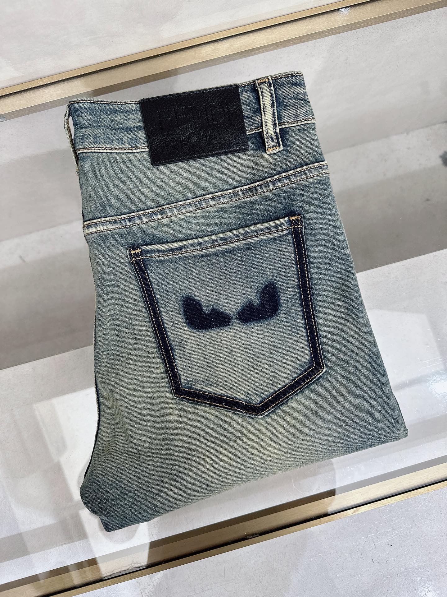 NO:871775,Fendi launches new men's casual jeans for spring and summer 2026!  Heavy duty washed jeans!  Customized fabrics are softer and more comfortable than ordinary denim fabrics!  Ultra-heavy industrial washing process and double process washing. The whole pair of pants has a comfortable feel, and the fineness and breathability are top-notch. All hardware brand logos are custom-made, and the materials are selected with the best attributes. For a good pair of jeans, the focus is on the fabric!  The elasticity of the fabric is very good and the comfort is great!  The fabric density is very high!  !  The imported texture is very powerful!  The low-key design style is simple and elegant!  28-38 (no 37),,fendi,jeans,19860909芬迪 2026春夏最新推出男士休闲牛仔裤新品！重工水洗牛仔裤！定制面料和一般牛仔布料比起来,更加柔软舒适！超重工洗水工艺 双工艺洗水 整条裤子,手感舒适,细腻程度与透气效果堪称顶级,所有的五金品牌logo都是专模定做,材质都是选最好的属性.好的一条牛仔裤,重点在面料！面料的弹性很好,舒适性非常棒！面料密度很高！！客供进口的质感非常强大！低调设计风格简洁大方！28-38（无37）,,fendi,jeans,,Men's clothing
