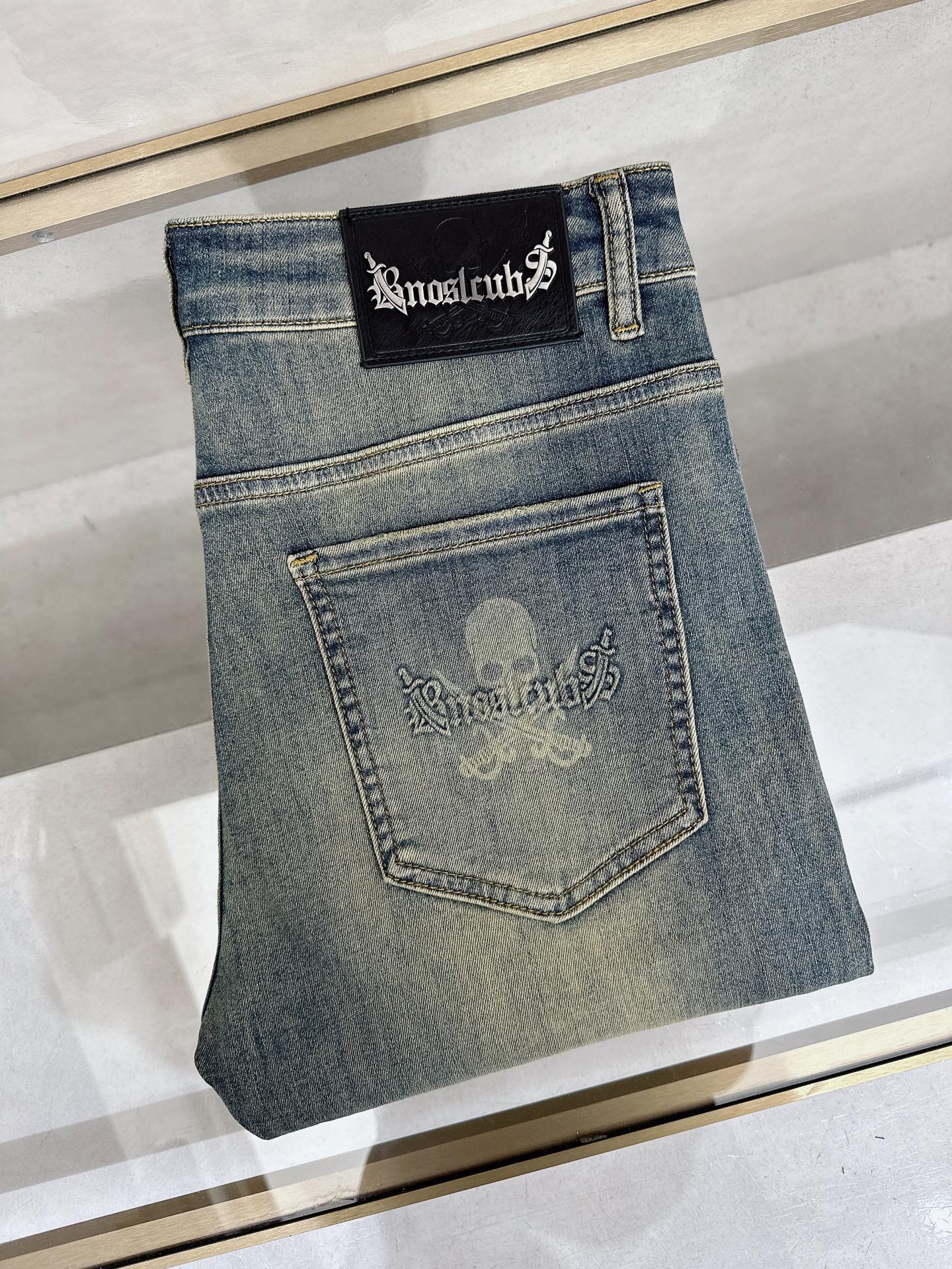 NO:871783,MMJ’s latest 2026 spring and summer new casual jeans for men!  Heavy duty washed jeans!  Customized fabrics are softer and more comfortable than ordinary denim fabrics!  Ultra-heavy industrial washing process and double process washing. The whole pair of pants has a comfortable feel, and the fineness and breathability are top-notch. All hardware brand logos are custom-made, and the materials are selected with the best attributes. For a good pair of jeans, the focus is on the fabric!  The elasticity of the fabric is very good and the comfort is great!  The fabric density is very high!  !  The imported texture is very powerful!  The low-key design style is simple and elegant!  28-38 (no 37),,jeans,19860909MMJ 2026春夏最新推出男士休闲牛仔裤新品！重工水洗牛仔裤！定制面料和一般牛仔布料比起来,更加柔软舒适！超重工洗水工艺 双工艺洗水 整条裤子,手感舒适,细腻程度与透气效果堪称顶级,所有的五金品牌logo都是专模定做,材质都是选最好的属性.好的一条牛仔裤,重点在面料！面料的弹性很好,舒适性非常棒！面料密度很高！！客供进口的质感非常强大！低调设计风格简洁大方！28-38（无37）,,jeans,,Men's clothing