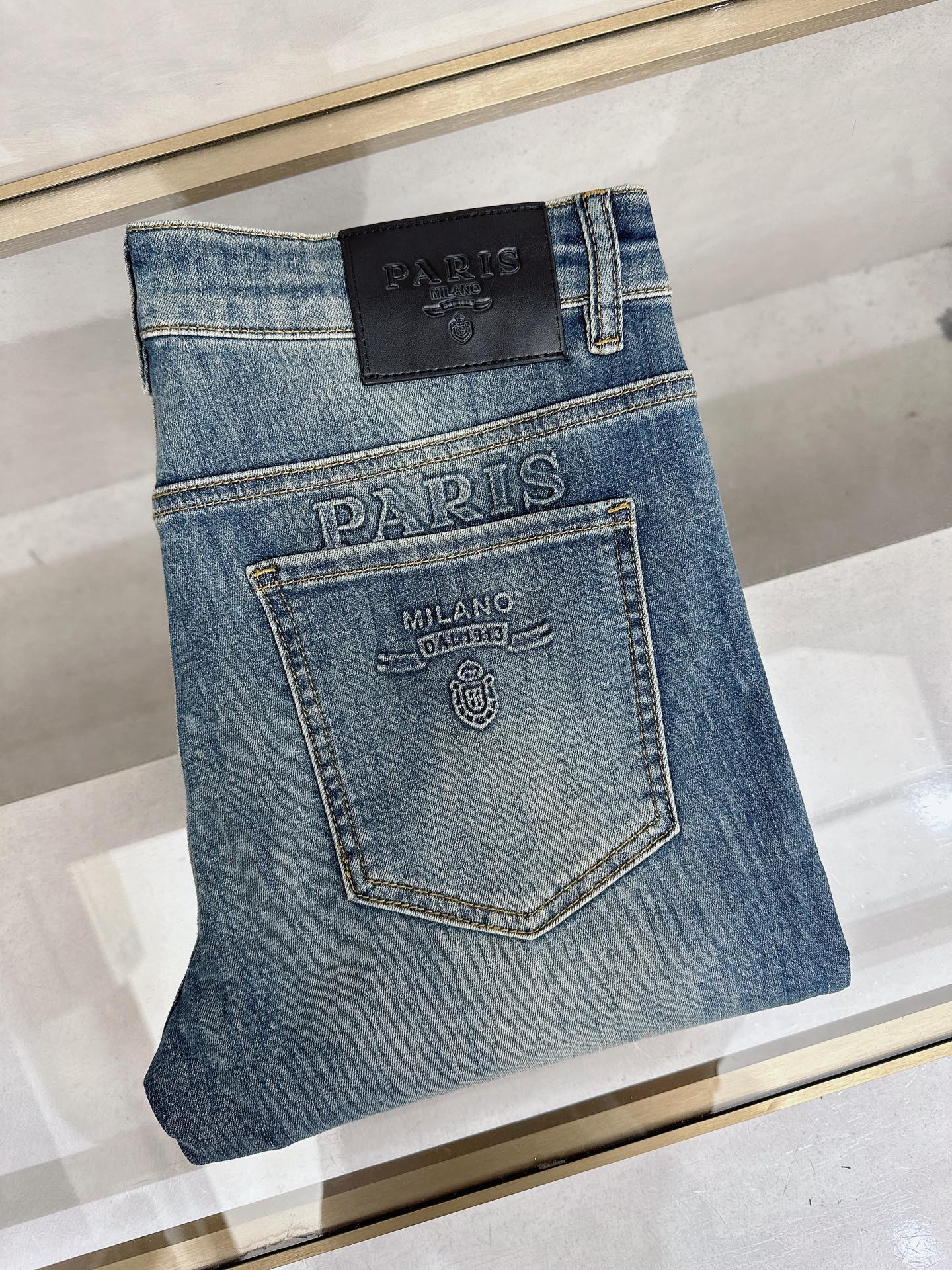 NO:871792,Prada launches new men's casual jeans for spring and summer 2026!  Heavy duty washed jeans!  Customized fabrics are softer and more comfortable than ordinary denim fabrics!  Ultra-heavy industrial washing process and double process washing. The whole pair of pants has a comfortable feel, and the fineness and breathability are top-notch. All hardware brand logos are custom-made, and the materials are selected with the best attributes. For a good pair of jeans, the focus is on the fabric!  The elasticity of the fabric is very good and the comfort is great!  The fabric density is very high!  !  The imported texture is very powerful!  The low-key design style is simple and elegant!  28-38 (no 37),,prada,jeans,19860909普拉达 2026春夏最新推出男士休闲牛仔裤新品！重工水洗牛仔裤！定制面料和一般牛仔布料比起来,更加柔软舒适！超重工洗水工艺 双工艺洗水 整条裤子,手感舒适,细腻程度与透气效果堪称顶级,所有的五金品牌logo都是专模定做,材质都是选最好的属性.好的一条牛仔裤,重点在面料！面料的弹性很好,舒适性非常棒！面料密度很高！！客供进口的质感非常强大！低调设计风格简洁大方！28-38（无37）,,prada,jeans,,Men's clothing