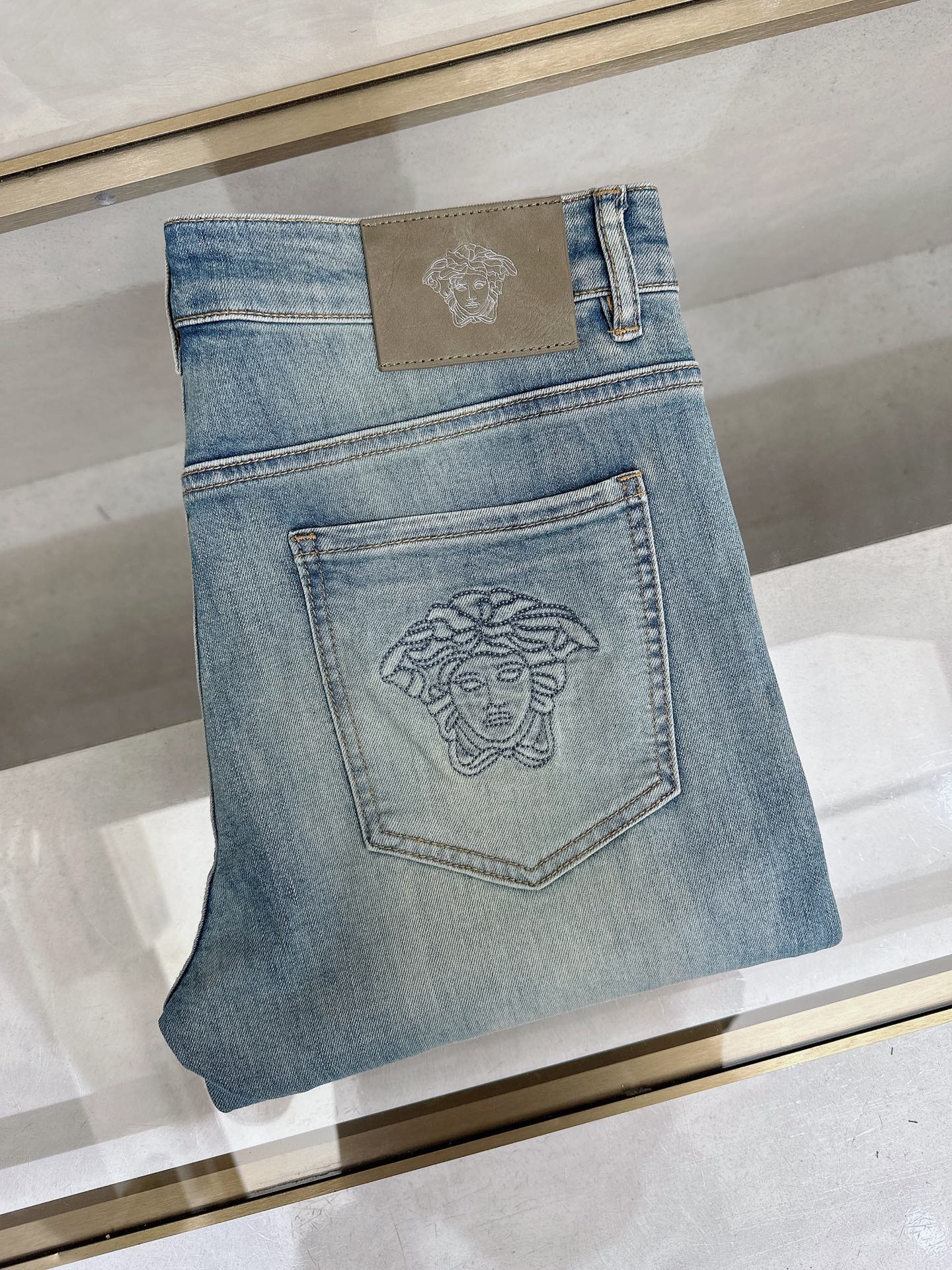 NO:871800,Versace launches new men's casual jeans for spring and summer 2026!  Heavy duty washed jeans!  Customized fabrics are softer and more comfortable than ordinary denim fabrics!  Ultra-heavy industrial washing process and double process washing. The whole pair of pants has a comfortable feel, and the fineness and breathability are top-notch. All hardware brand logos are custom-made, and the materials are selected with the best attributes. For a good pair of jeans, the focus is on the fabric!  The elasticity of the fabric is very good and the comfort is great!  The fabric density is very high!  !  The imported texture is very powerful!  The low-key design style is simple and elegant!  28-38 (no 37),,versace,jeans,19860909范思哲 2026春夏最新推出男士休闲牛仔裤新品！重工水洗牛仔裤！定制面料和一般牛仔布料比起来,更加柔软舒适！超重工洗水工艺 双工艺洗水 整条裤子,手感舒适,细腻程度与透气效果堪称顶级,所有的五金品牌logo都是专模定做,材质都是选最好的属性.好的一条牛仔裤,重点在面料！面料的弹性很好,舒适性非常棒！面料密度很高！！客供进口的质感非常强大！低调设计风格简洁大方！28-38（无37）,,versace,jeans,,Men's clothing