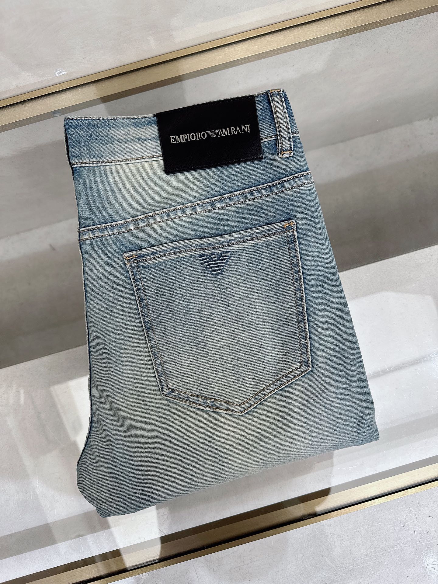 NO:871809,Armani's latest new men's casual jeans for spring and summer 2026!  Heavy duty washed jeans!  Customized fabrics are softer and more comfortable than ordinary denim fabrics!  Ultra-heavy industrial washing process and double process washing. The whole pair of pants has a comfortable feel, and the fineness and breathability are top-notch. All hardware brand logos are custom-made, and the materials are selected with the best attributes. For a good pair of jeans, the focus is on the fabric!  The elasticity of the fabric is very good and the comfort is great!  The fabric density is very high!  !  The imported texture is very powerful!  The low-key design style is simple and elegant!  28-38 (no 37),,armani,jeans,19860909阿玛尼 2026春夏最新推出男士休闲牛仔裤新品！重工水洗牛仔裤！定制面料和一般牛仔布料比起来,更加柔软舒适！超重工洗水工艺 双工艺洗水 整条裤子,手感舒适,细腻程度与透气效果堪称顶级,所有的五金品牌logo都是专模定做,材质都是选最好的属性.好的一条牛仔裤,重点在面料！面料的弹性很好,舒适性非常棒！面料密度很高！！客供进口的质感非常强大！低调设计风格简洁大方！28-38（无37）,,armani,jeans,,Men's clothing