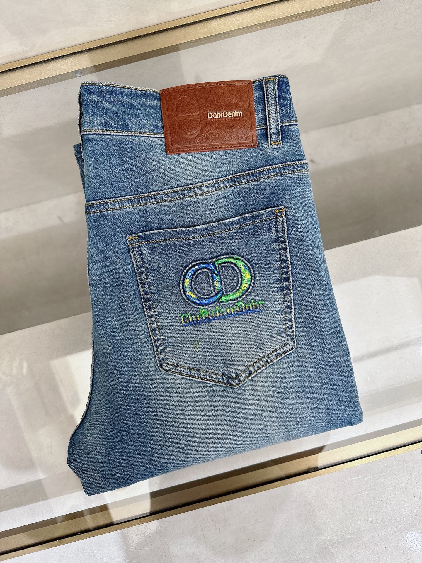 NO:871818,Dior's latest 2026 spring and summer new casual jeans for men!  Heavy duty washed jeans!  Customized fabrics are softer and more comfortable than ordinary denim fabrics!  Ultra-heavy industrial washing process and double process washing. The whole pair of pants has a comfortable feel, and the fineness and breathability are top-notch. All hardware brand logos are custom-made, and the materials are selected with the best attributes. For a good pair of jeans, the focus is on the fabric!  The elasticity of the fabric is very good and the comfort is great!  The fabric density is very high!  !  The imported texture is very powerful!  The low-key design style is simple and elegant!  28-38 (no 37),,dior,jeans,19860909迪奥 2026春夏最新推出男士休闲牛仔裤新品！重工水洗牛仔裤！定制面料和一般牛仔布料比起来,更加柔软舒适！超重工洗水工艺 双工艺洗水 整条裤子,手感舒适,细腻程度与透气效果堪称顶级,所有的五金品牌logo都是专模定做,材质都是选最好的属性.好的一条牛仔裤,重点在面料！面料的弹性很好,舒适性非常棒！面料密度很高！！客供进口的质感非常强大！低调设计风格简洁大方！28-38（无37）,,dior,jeans,,Men's clothing
