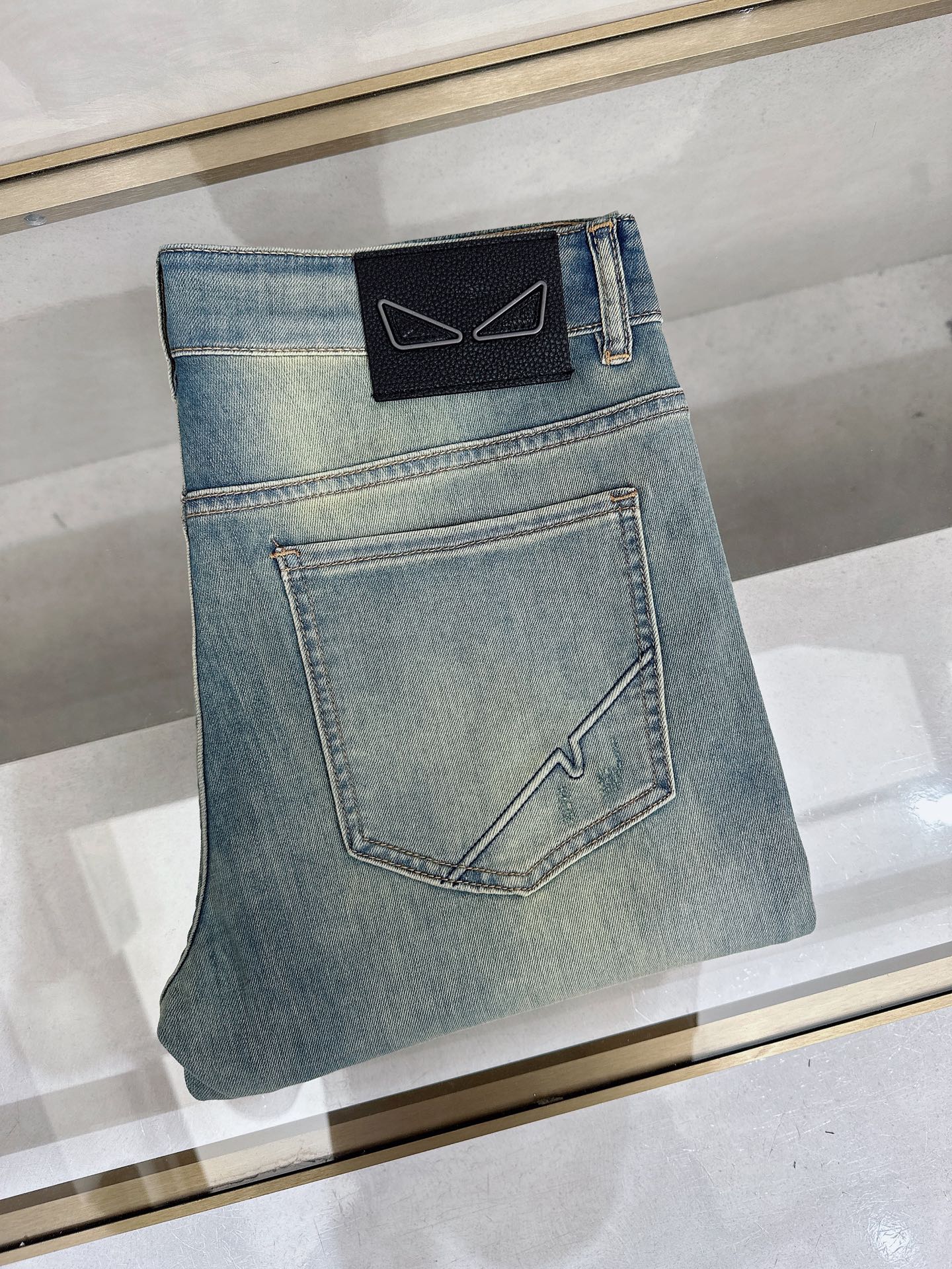 NO:914047,Fendi launches new men's casual jeans for spring and summer 2026!  Heavy duty washed jeans!  Customized fabrics are softer and more comfortable than ordinary denim fabrics!  Ultra-heavy industrial washing process and double process washing. The whole pair of pants has a comfortable feel, and the fineness and breathability are top-notch. All hardware brand logos are custom-made, and the materials are selected with the best attributes. For a good pair of jeans, the focus is on the fabric!  The elasticity of the fabric is very good and the comfort is great!  The fabric density is very high!  !  The imported texture is very powerful!  The low-key design style is simple and elegant!  28-38 (no 37),,fendi,jeans,19860909芬迪 2026春夏最新推出男士休闲牛仔裤新品！重工水洗牛仔裤！定制面料和一般牛仔布料比起来,更加柔软舒适！超重工洗水工艺 双工艺洗水 整条裤子,手感舒适,细腻程度与透气效果堪称顶级,所有的五金品牌logo都是专模定做,材质都是选最好的属性.好的一条牛仔裤,重点在面料！面料的弹性很好,舒适性非常棒！面料密度很高！！客供进口的质感非常强大！低调设计风格简洁大方！28-38（无37）,,fendi,jeans,,Men's clothing
