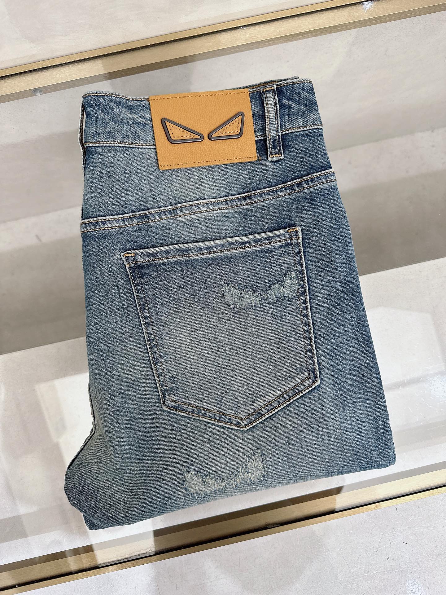 NO:871826,Fendi launches new men's casual jeans for spring and summer 2026!  Heavy duty washed jeans!  Customized fabrics are softer and more comfortable than ordinary denim fabrics!  Ultra-heavy industrial washing process and double process washing. The whole pair of pants has a comfortable feel, and the fineness and breathability are top-notch. All hardware brand logos are custom-made, and the materials are selected with the best attributes. For a good pair of jeans, the focus is on the fabric!  The elasticity of the fabric is very good and the comfort is great!  The fabric density is very high!  !  The imported texture is very powerful!  The low-key design style is simple and elegant!  28-38 (no 37),,fendi,jeans,19860909芬迪 2026春夏最新推出男士休闲牛仔裤新品！重工水洗牛仔裤！定制面料和一般牛仔布料比起来,更加柔软舒适！超重工洗水工艺 双工艺洗水 整条裤子,手感舒适,细腻程度与透气效果堪称顶级,所有的五金品牌logo都是专模定做,材质都是选最好的属性.好的一条牛仔裤,重点在面料！面料的弹性很好,舒适性非常棒！面料密度很高！！客供进口的质感非常强大！低调设计风格简洁大方！28-38（无37）,,fendi,jeans,,Men's clothing
